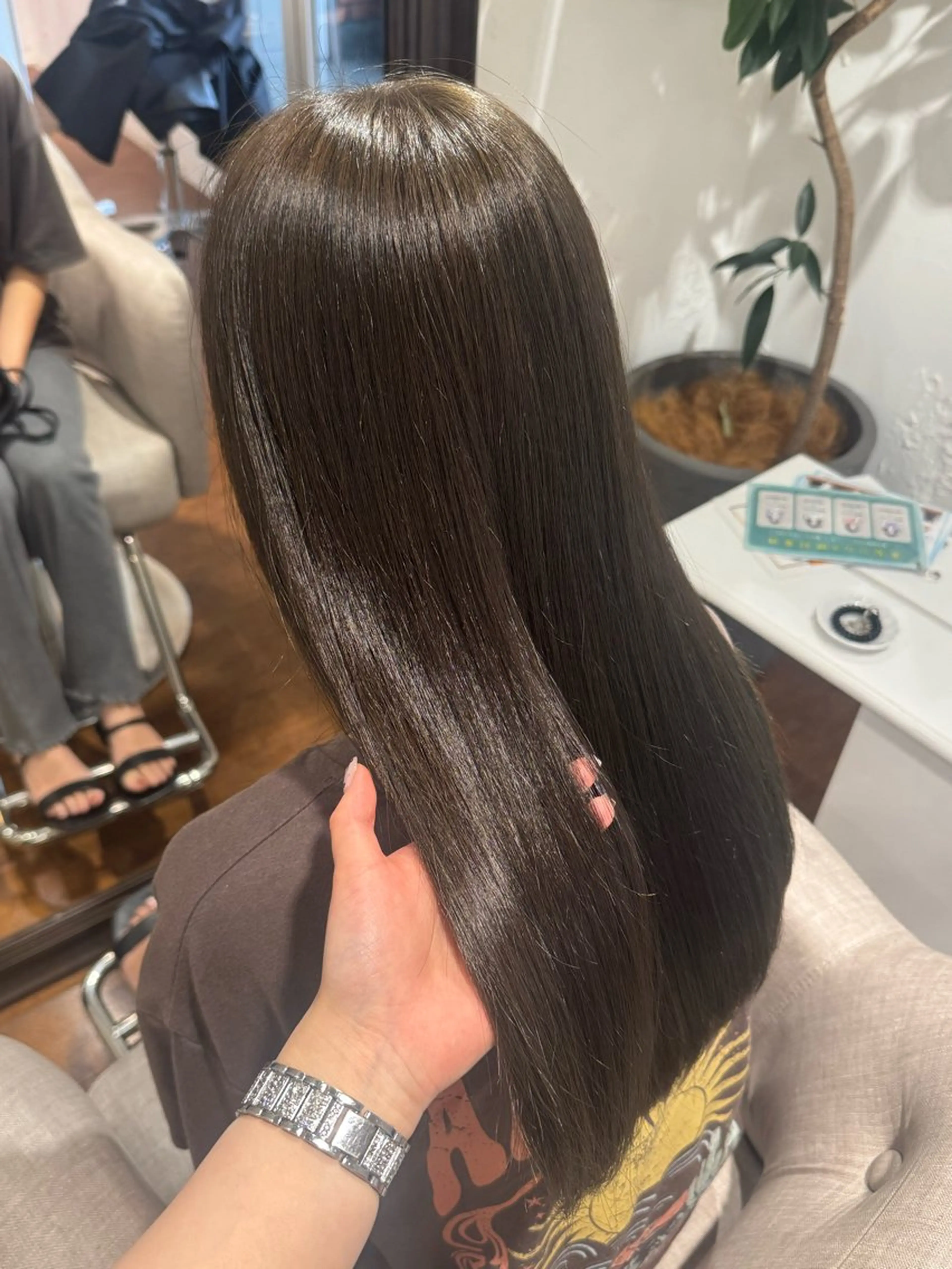 カラー ベージュカラー オリーブベージュ 𩵋住 佳帆のヘアスタイル