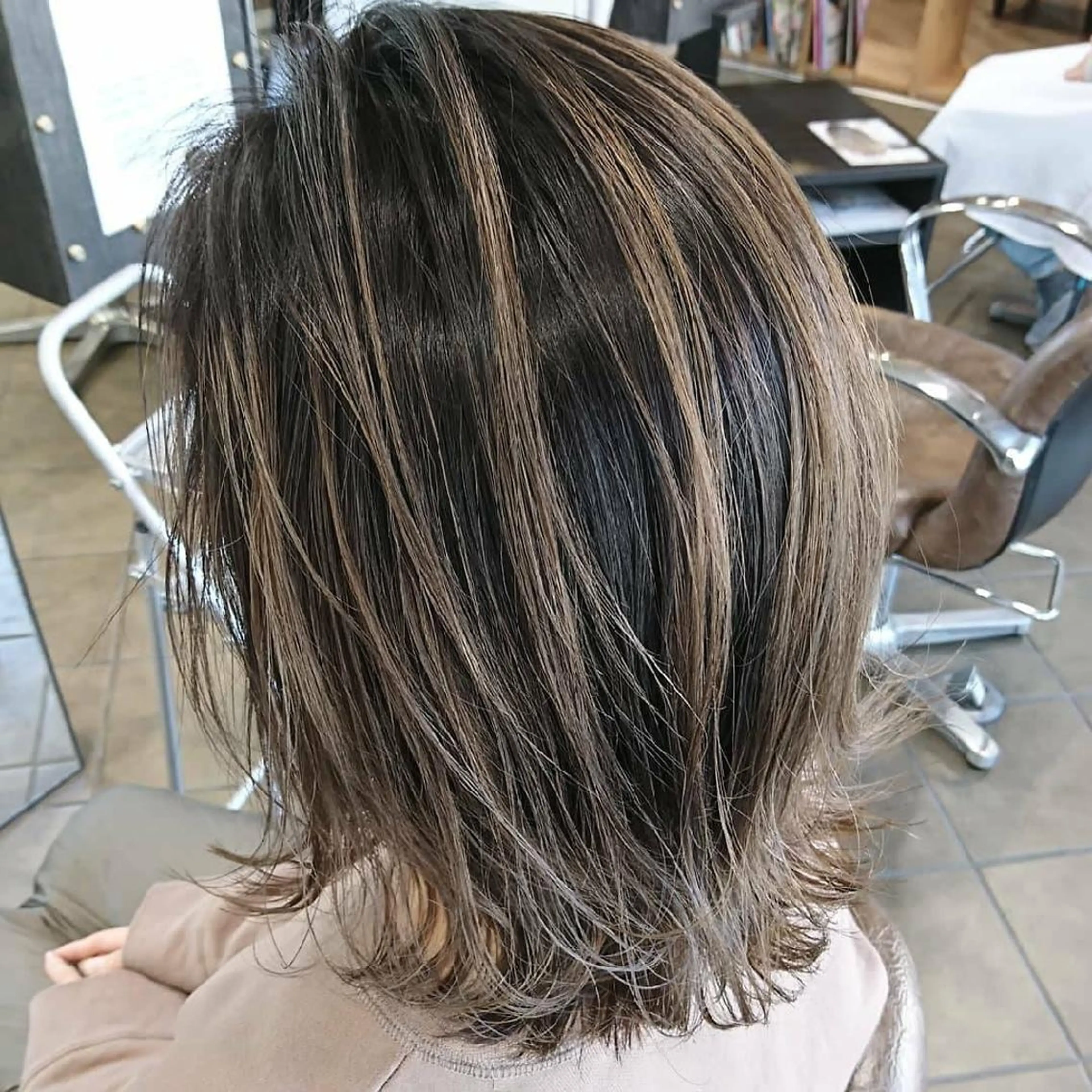 ショート ヘアカラー Luisハイライト　 喜連瓜破、髪質改善のヘアスタイル