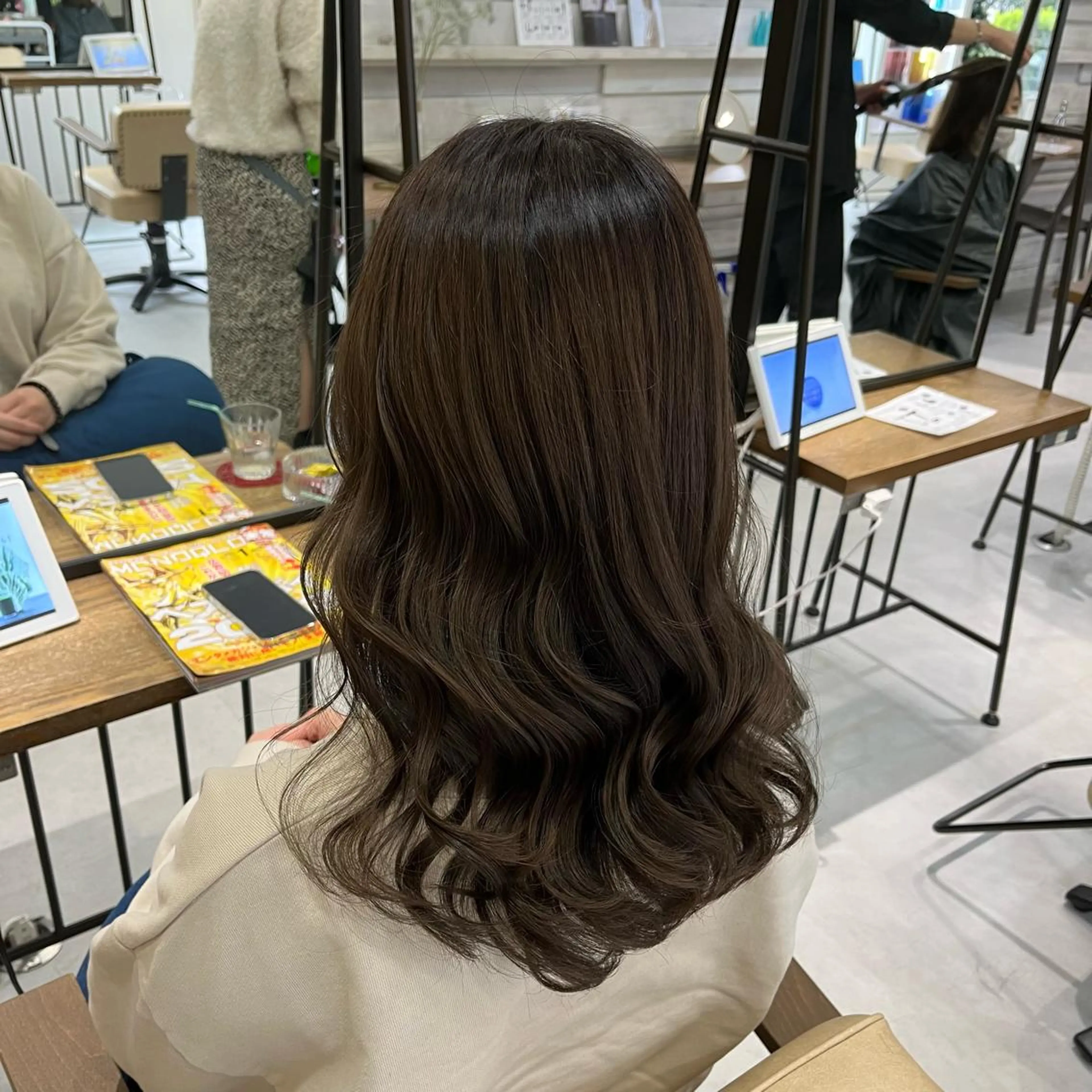 ミディアム カット ヘアカラー トリートメント ELEN 新百合ヶ丘のヘアスタイル