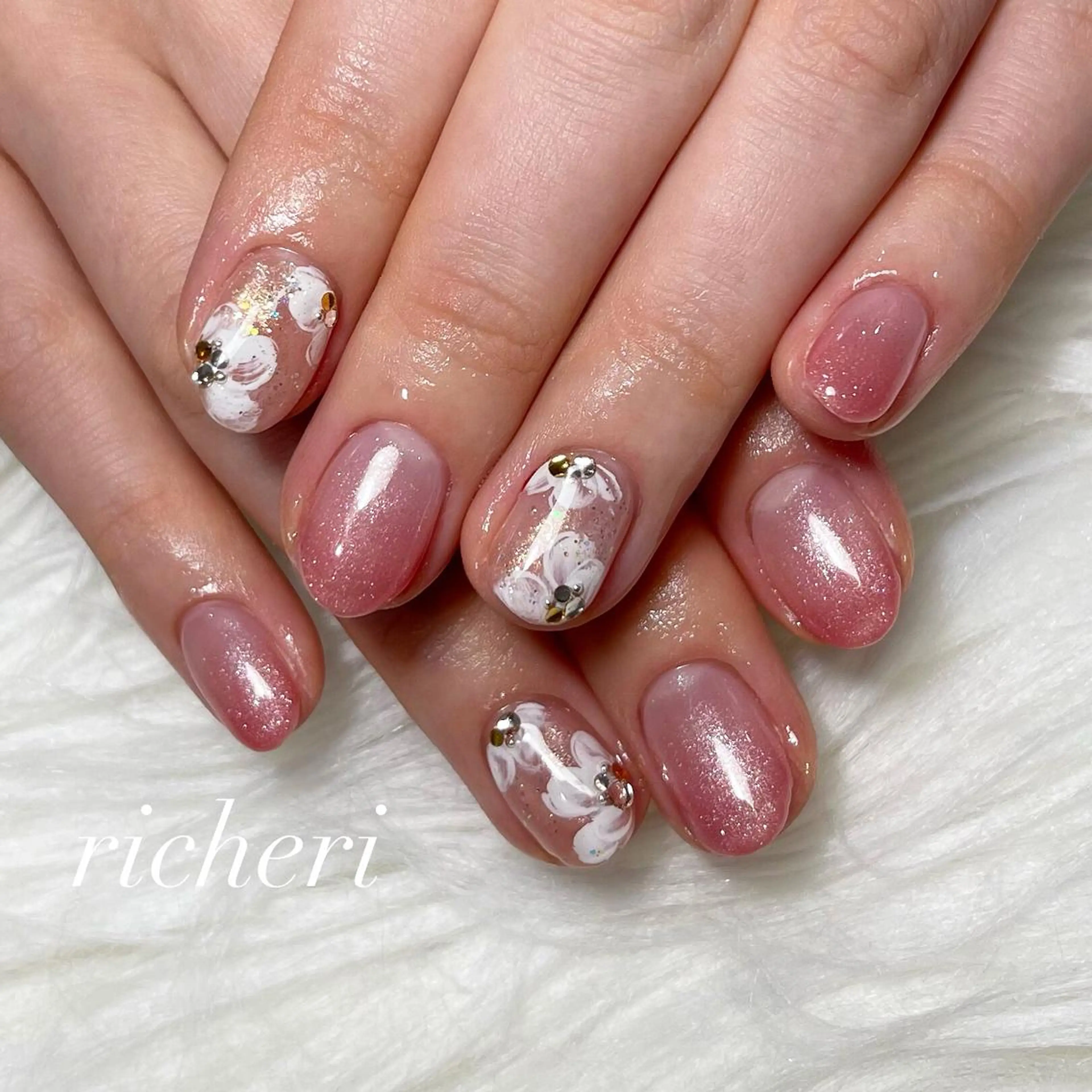 ミディアム ネイル 韓国風ヘア アートネイル フラワーネイル フレンチネイル ジェルネイル richeri beautyのエステ・リラクイメージ