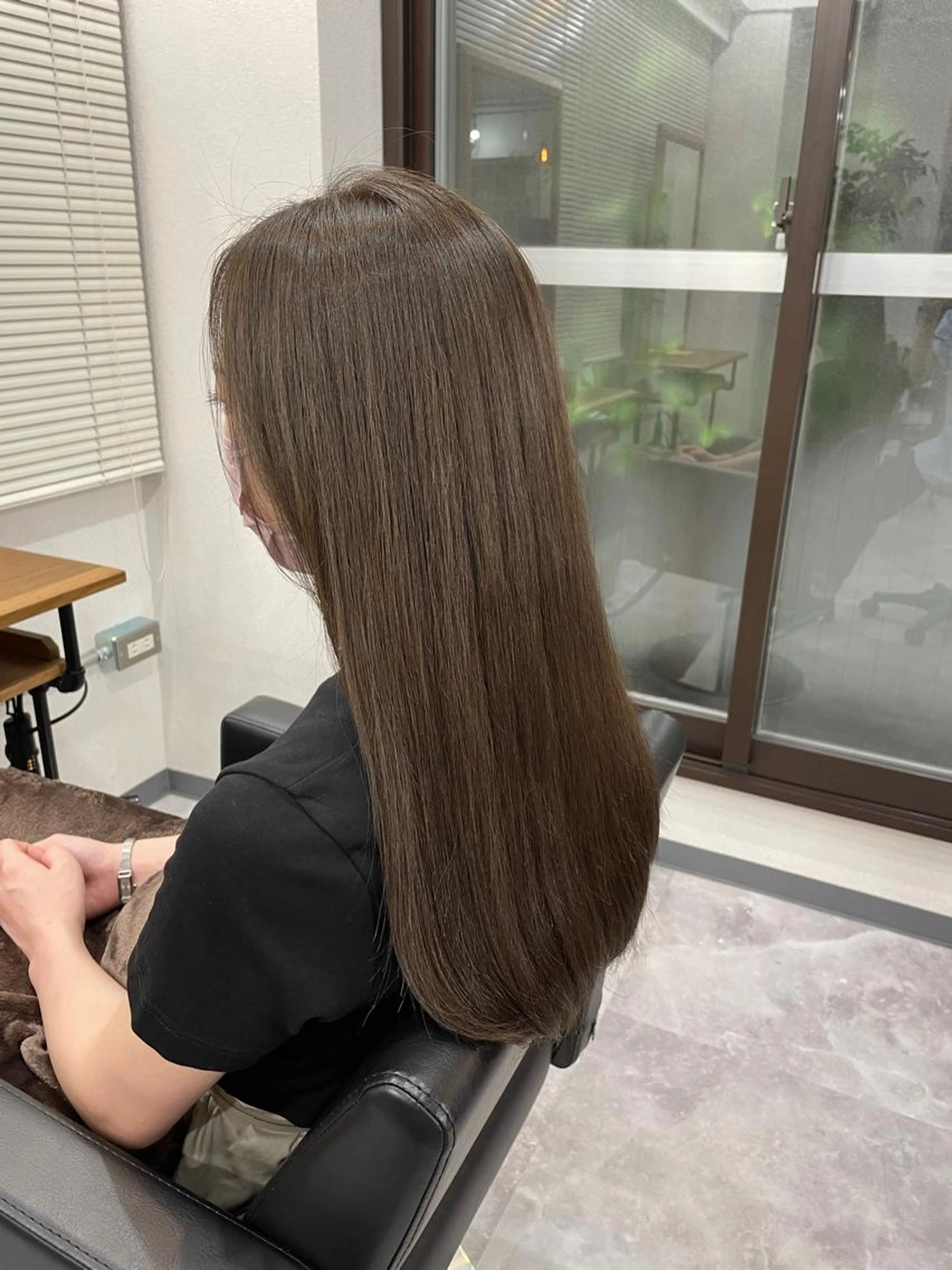 【フルカラー】褪色してパサついて見える毛先に艶をプラス！　襟足20cm以上はロング料金＋¥1100の写真