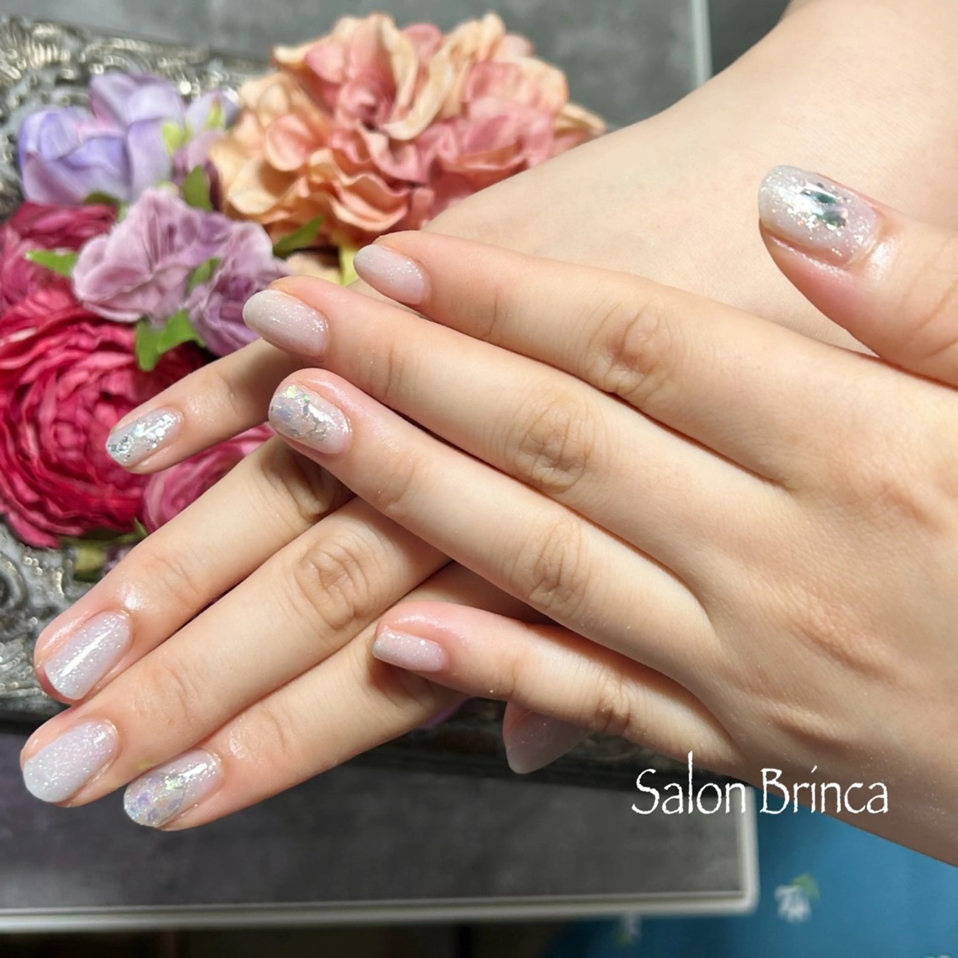 ネイル アートネイル ブルー ラメ(グリッター) ミラーネイル ホワイト Salon Brinca所属・Salon Brinca 中村のネイルデザイン