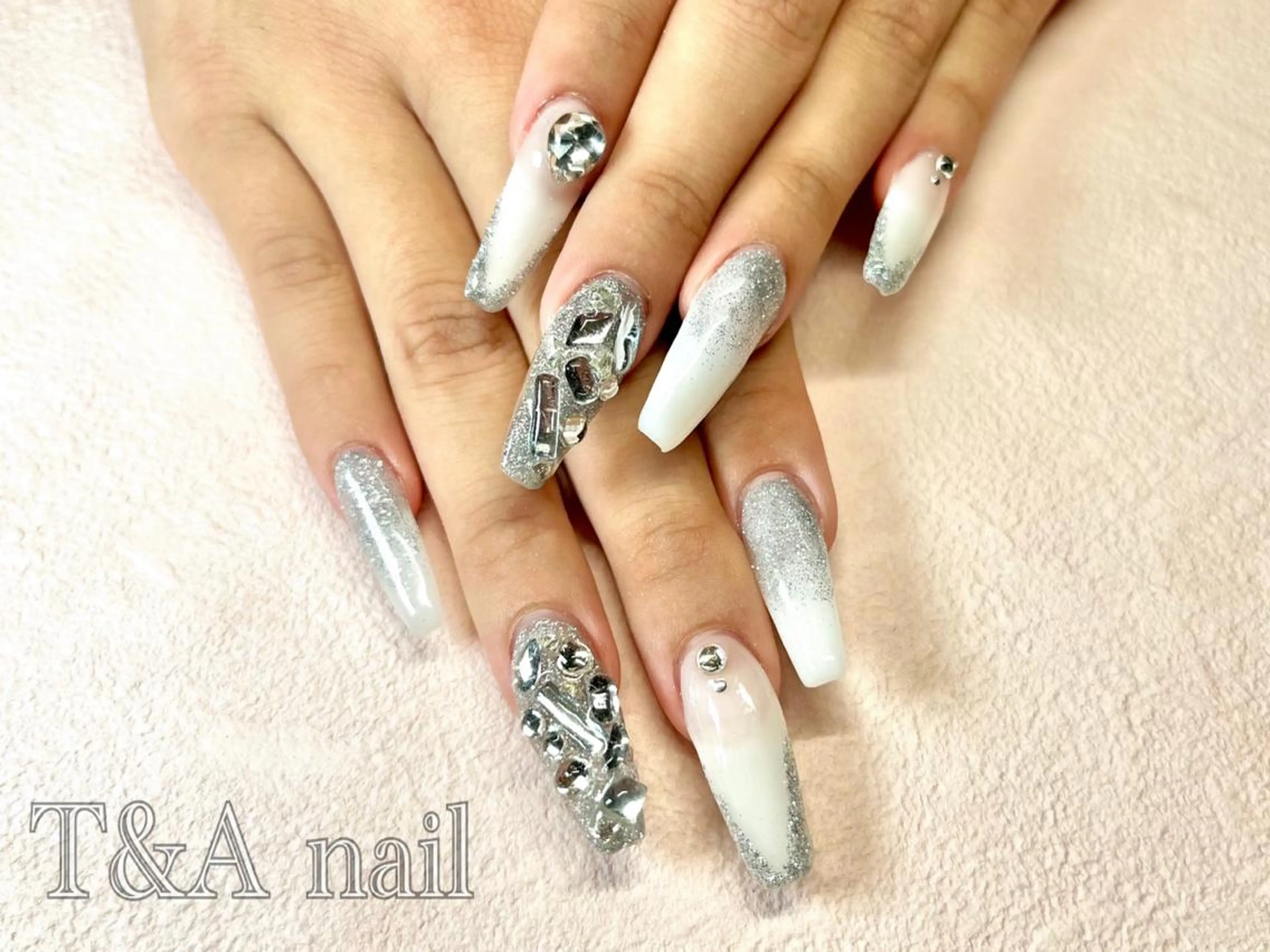 ロング ネイル ロング 長さ出し ジェルネイル キラキラネイル ロングネイル ハンドネイル T&A nailのネイルデザイン