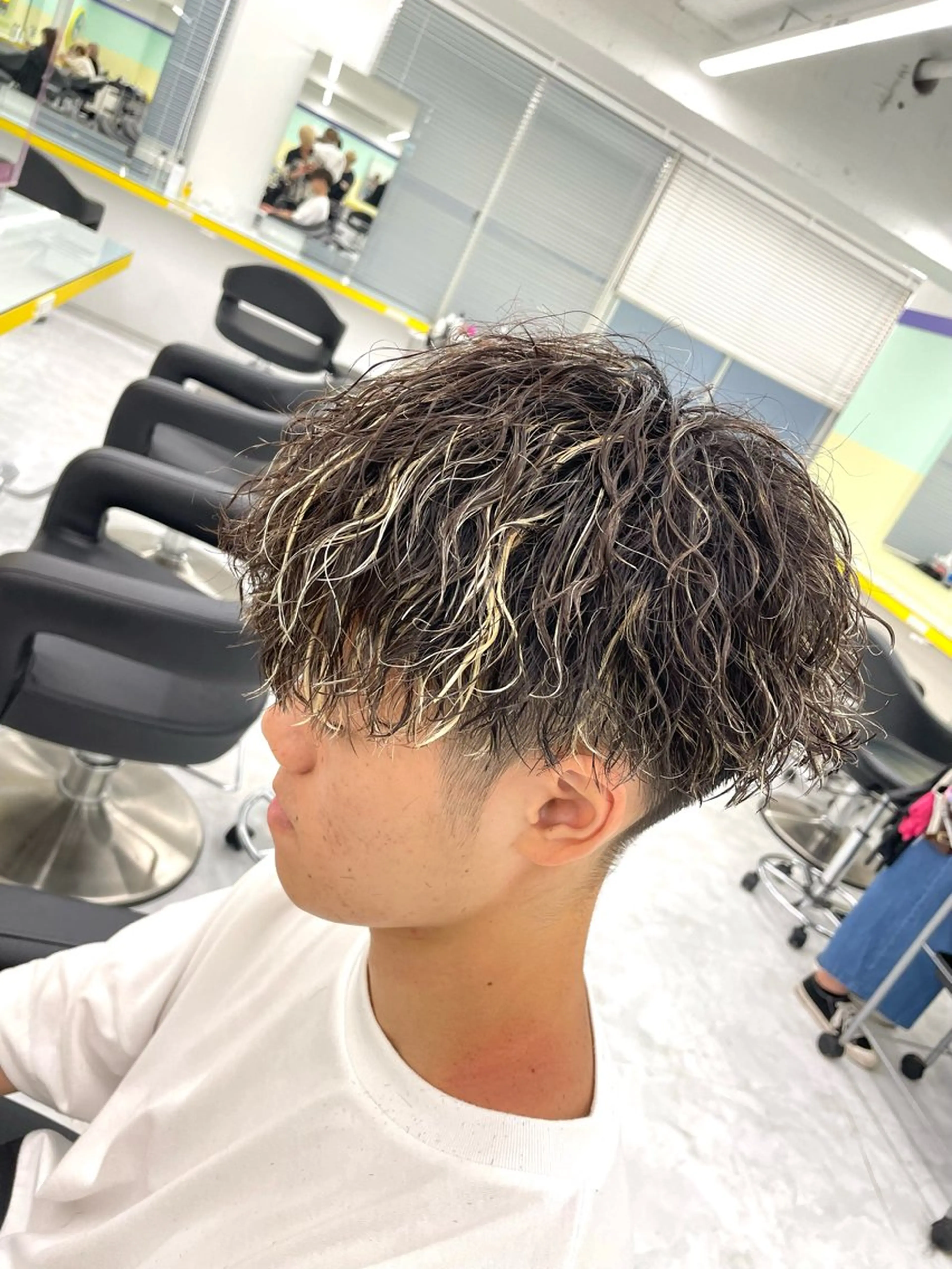 ミディアム カラー パーマ ヘアアレンジ メンズ ミディアムパーマ メンズパーマ カット ヘアカラー パーマ ヘッドスパ ヘアセット 顔まわりカット の達人のヘアスタイル