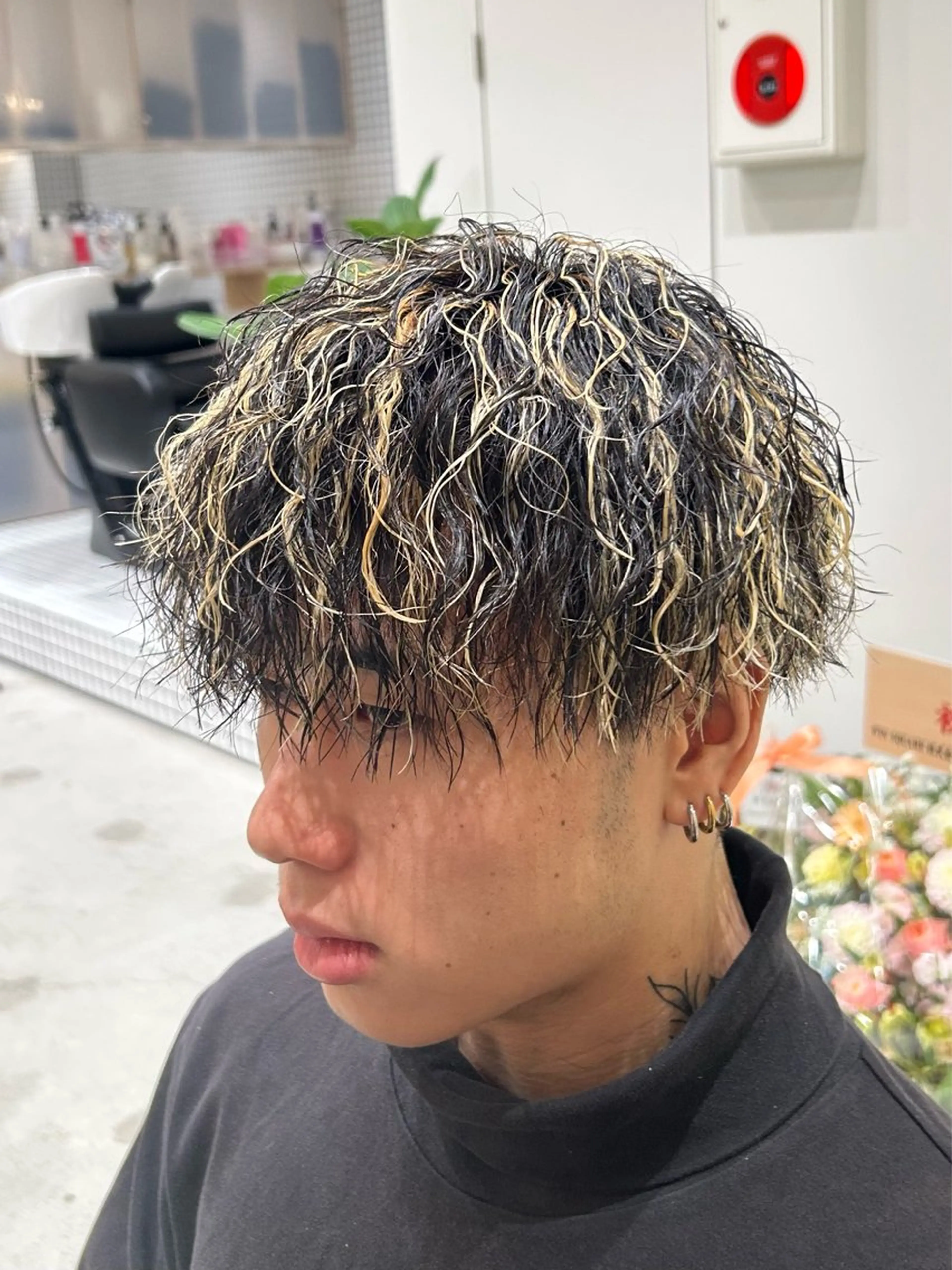 カラー パーマ メンズ フェードカット メンズハイライト メンズパーマ ハイライトカラー 🐲ツイスパ🐲 フェード/龍のヘアスタイル