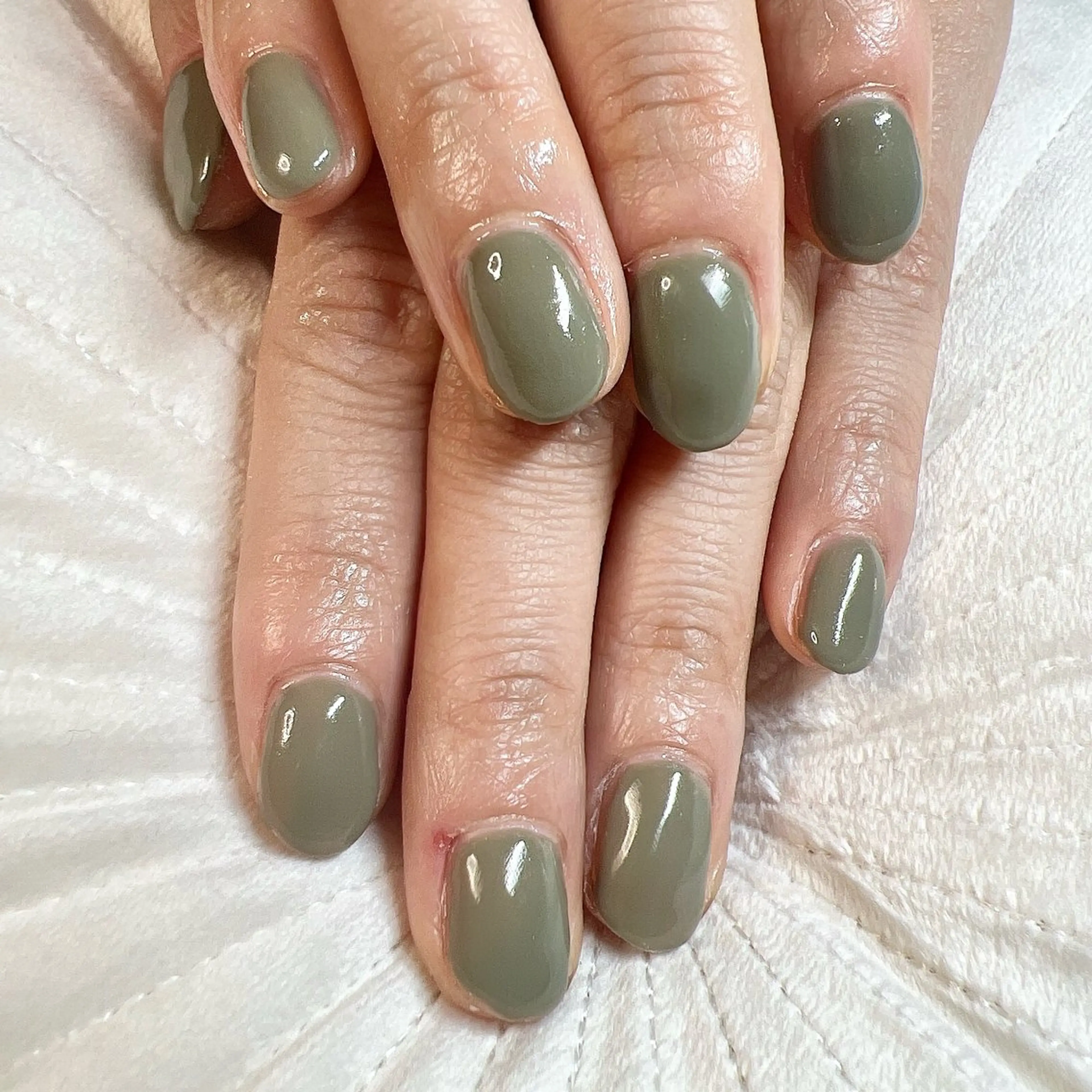 ネイル ワンカラーネイル キャンアイドレッシー六本木店所属・MIKA／耳ツボ ／マグネットネイルのネイルデザイン