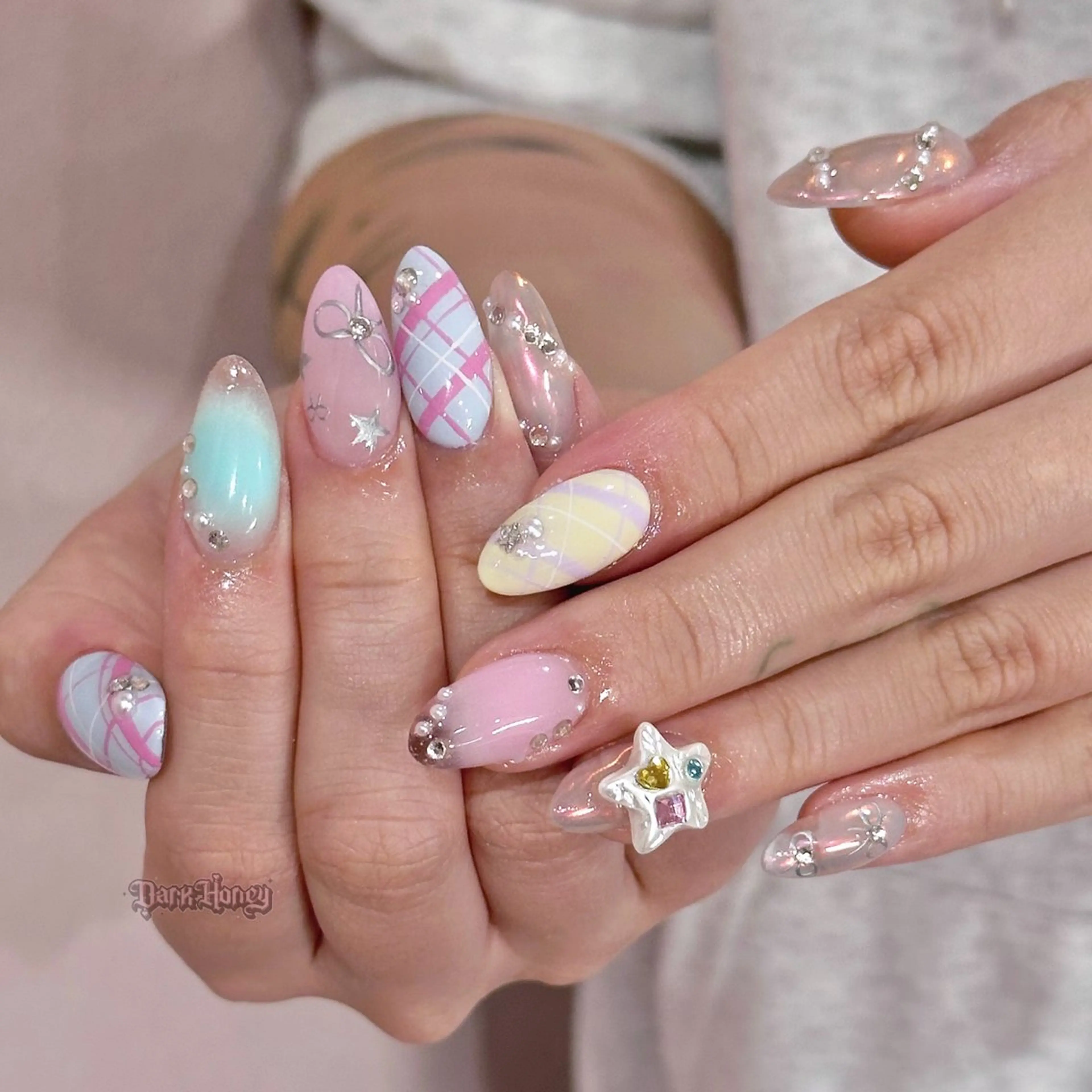 ネイル ハンドネイル Dark honey スカルプ専門原宿店のネイルデザイン