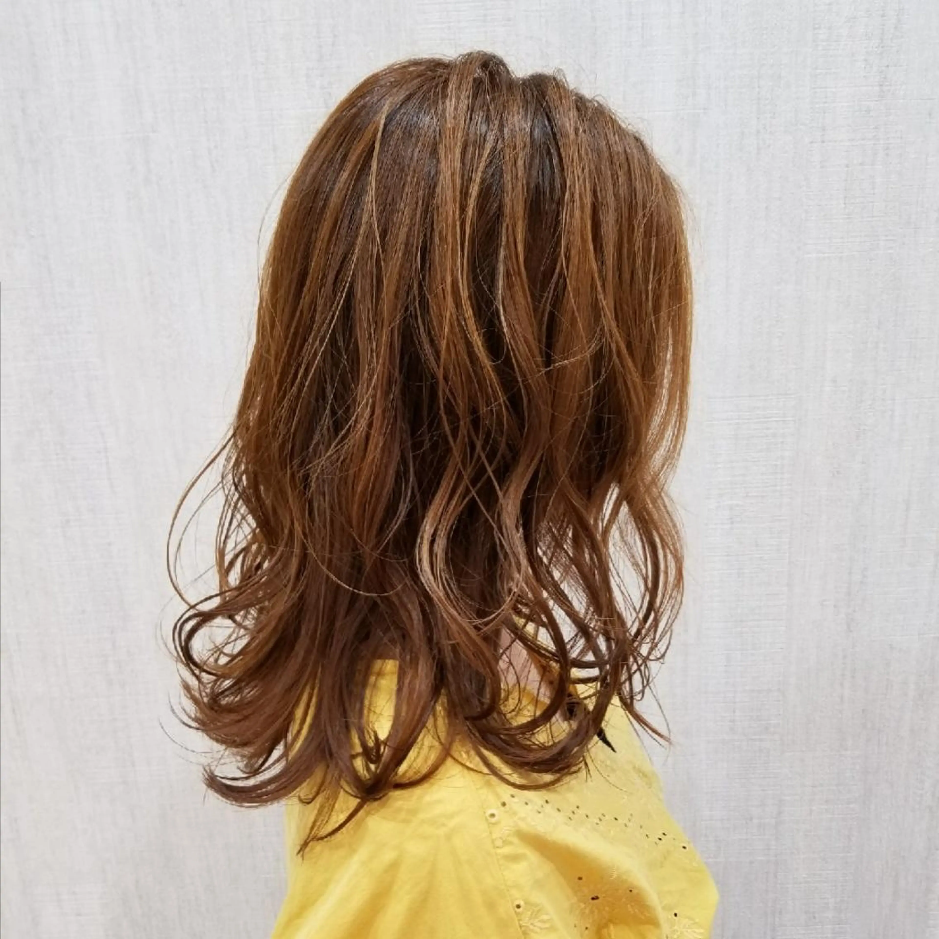 ミディアム 外ハネヘア カット ヘアカラー 顔周りレイヤーカット 髪質改善代表西村功平のヘアスタイル