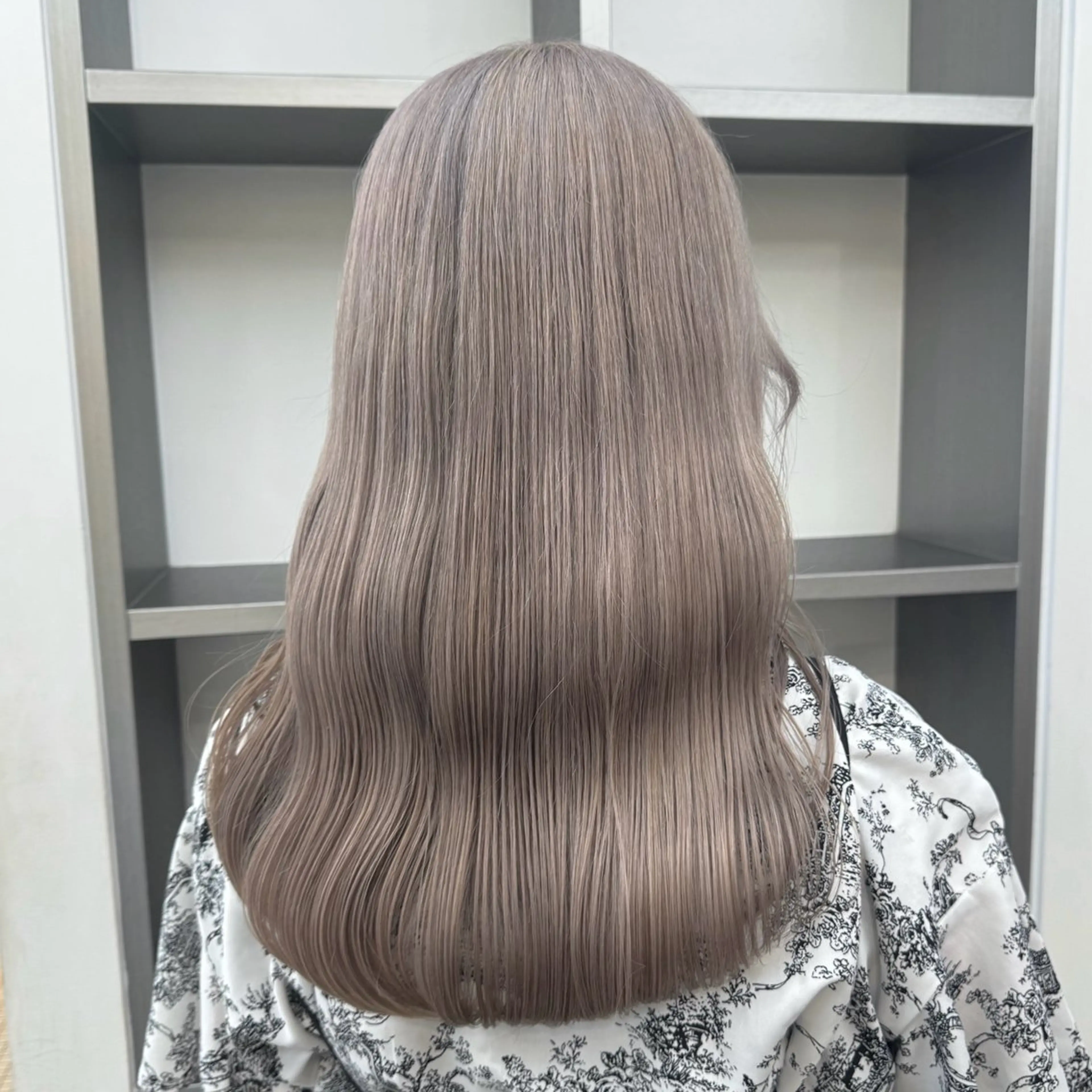 セミロング カラー グレージュ ハイトーンカラー ハイトーングレージュ ヘアカラー トリートメント 🌼動き×透明感🩵 ハイトーン/ナナのヘアスタイル