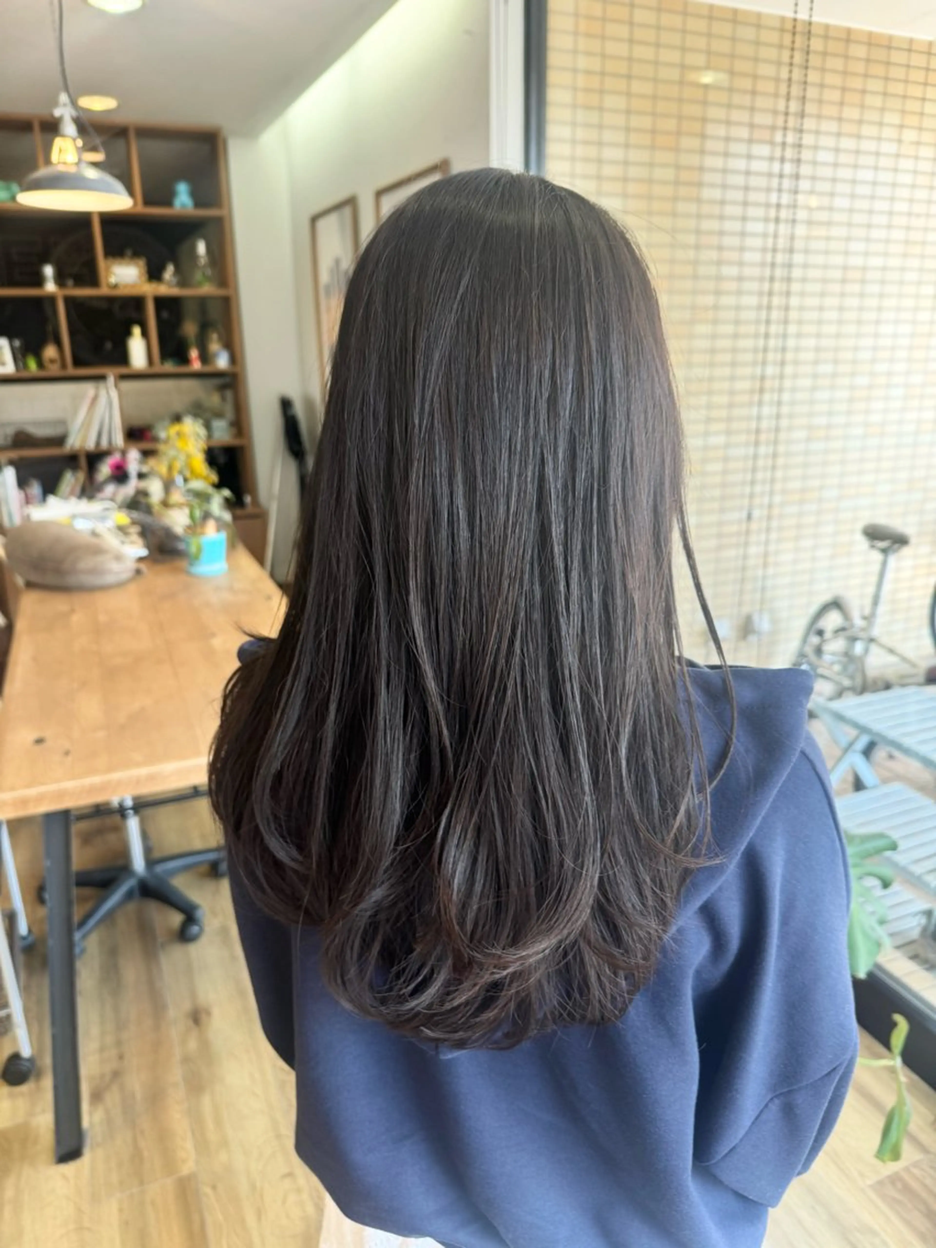 ロング カラー アッシュ アッシュグレー カット ヘアカラー トリートメント ツキダテ ユイのヘアスタイル