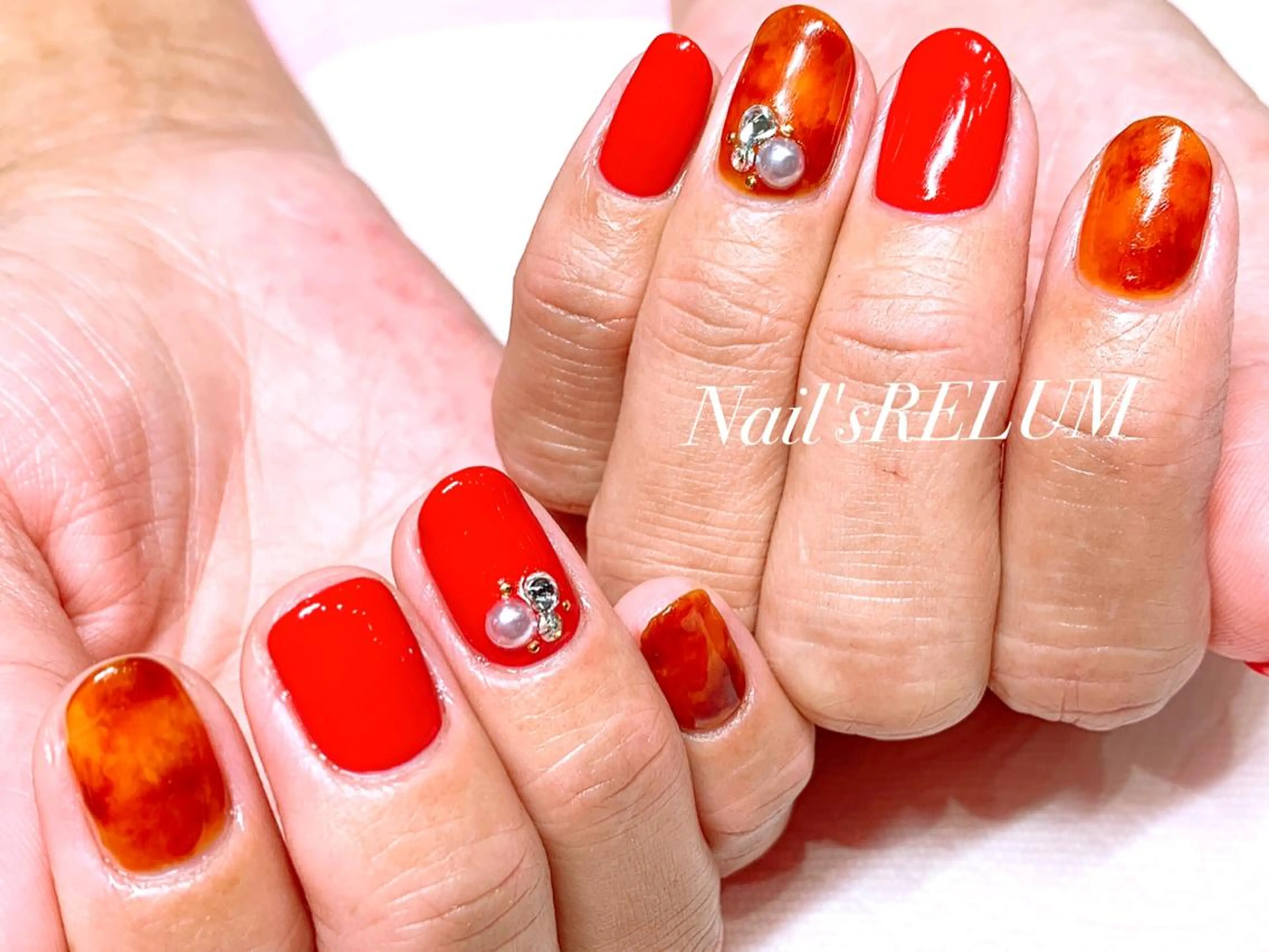 ネイル アートネイル べっ甲ネイル ゴージャス 赤色 ハンドネイル THECOLORS所属・近貞 莉奈のネイルデザイン