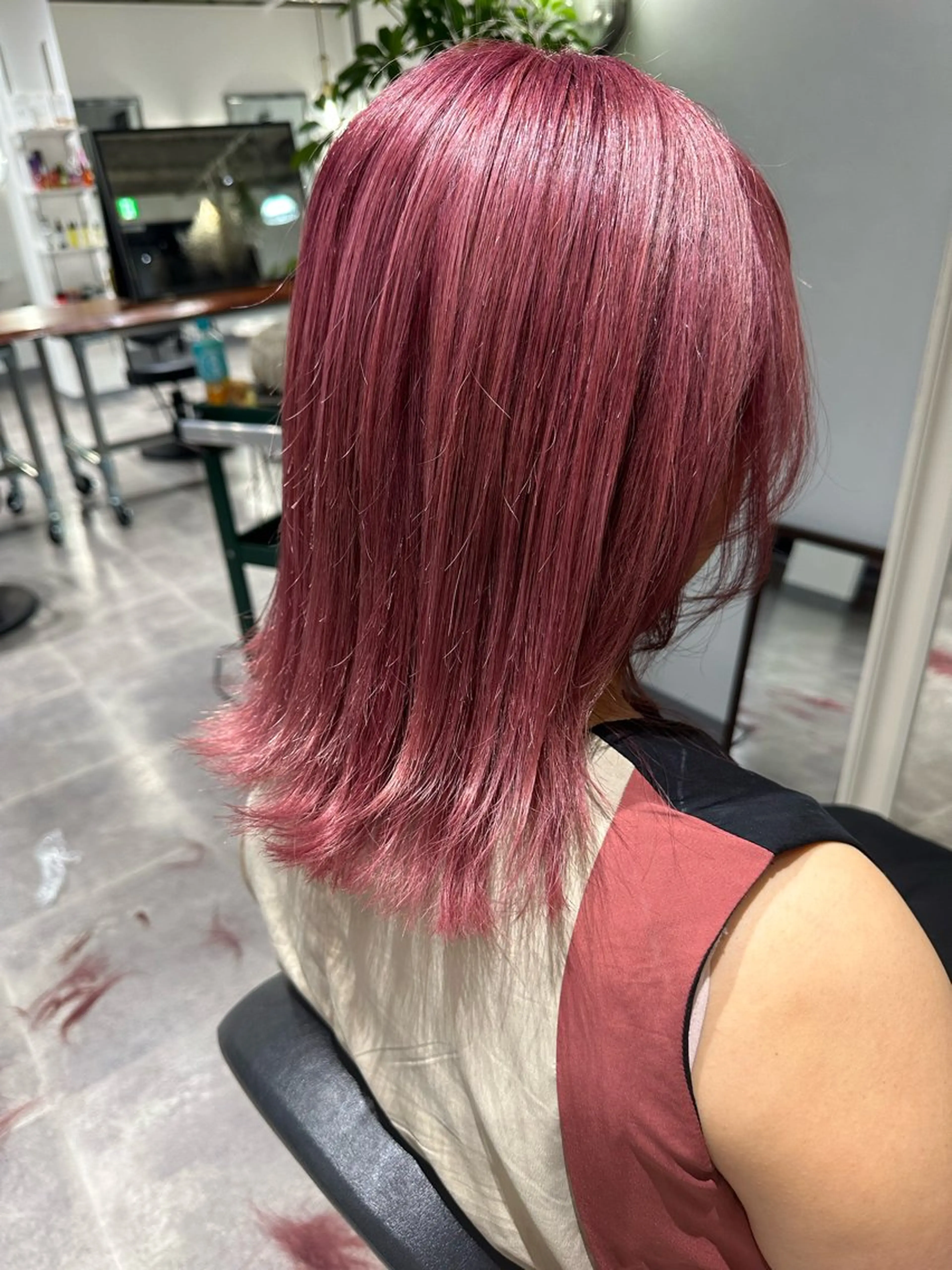 セミロング カラー ブリーチ ピンクカラー ウルフカット 篠崎 佑季のヘアスタイル
