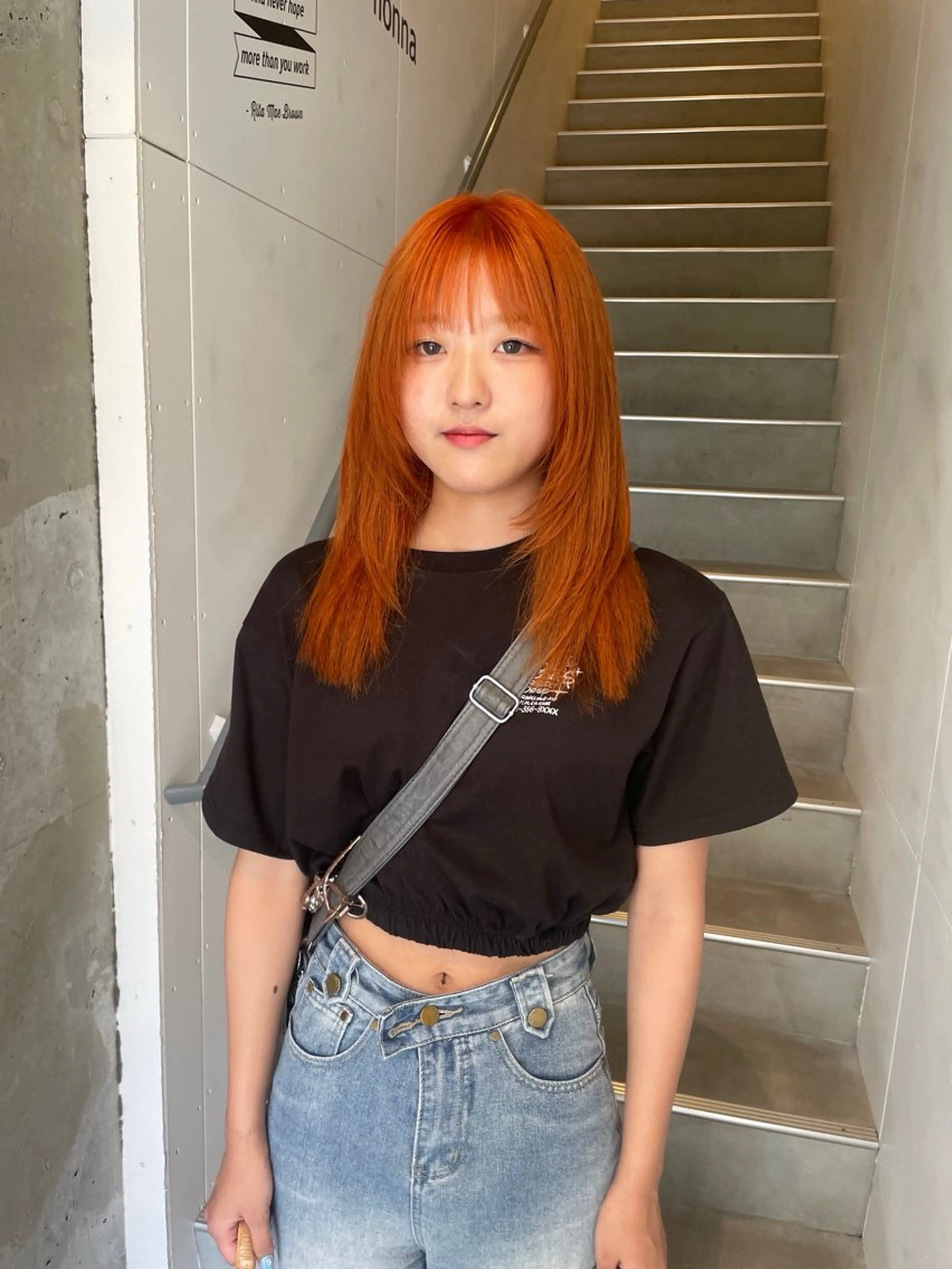 セミロング カラー ブリーチ オレンジ レイヤーカット ヘアカラー A/LEE所属・久保田 千尋のヘアスタイル