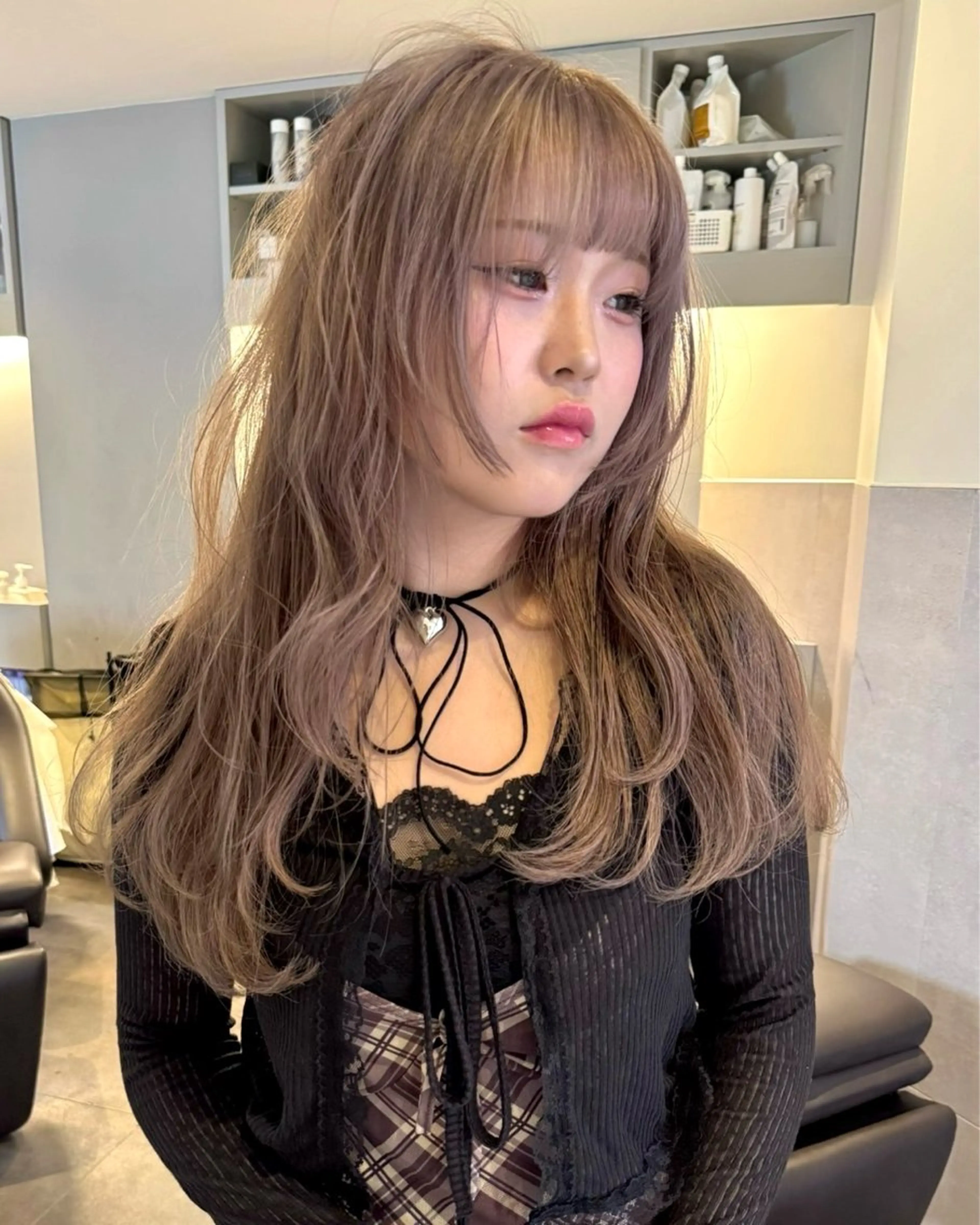 セミロング カラー ベージュカラー ブリーチ ミルクティーベージュ ヘアカラー トリートメント RAIMA ハイトーン/ベージュのヘアスタイル