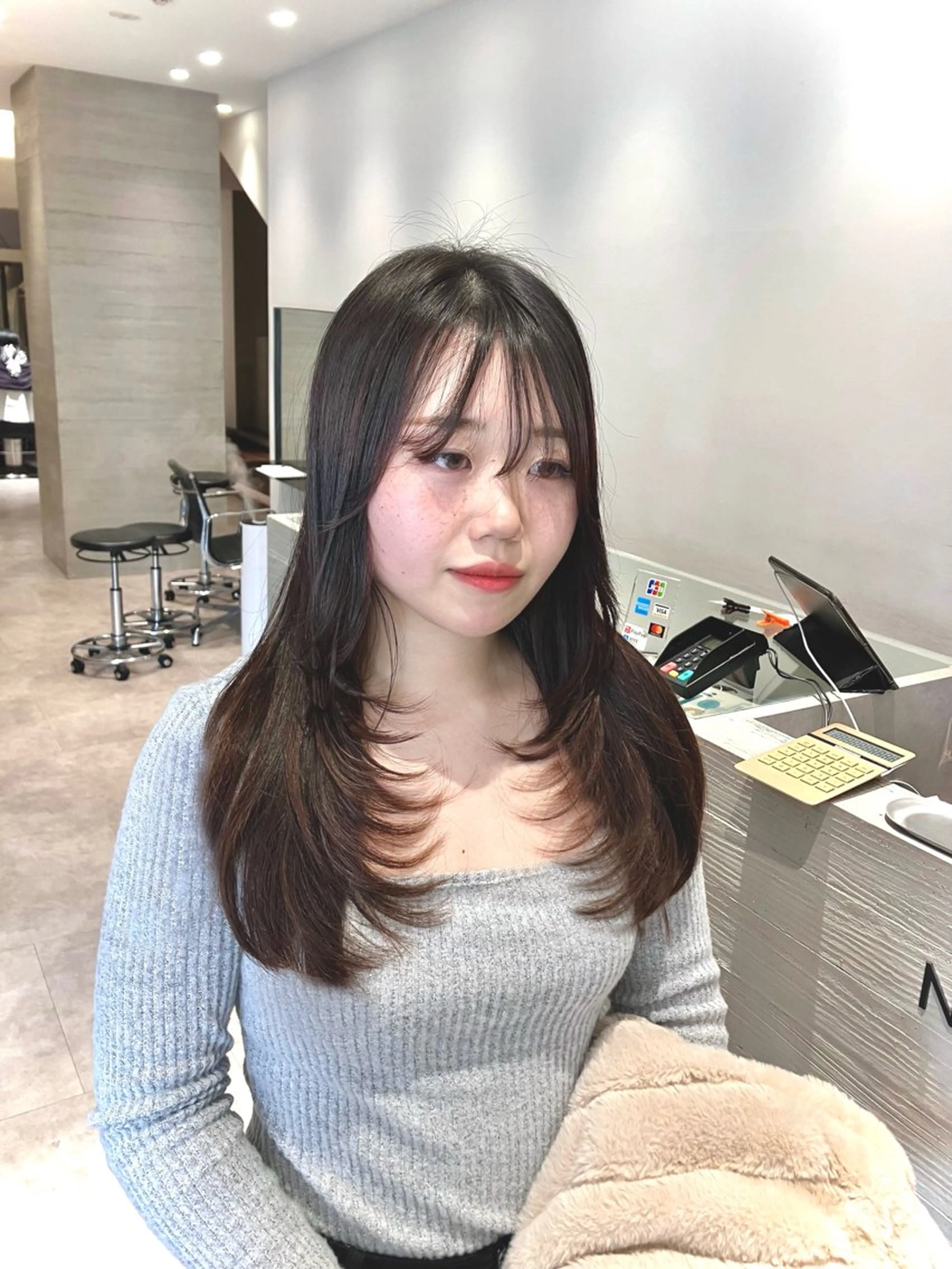 ロング レイヤーカット サキ🤍ハイトーン 🩰くびれ巻きヘアのヘアスタイル