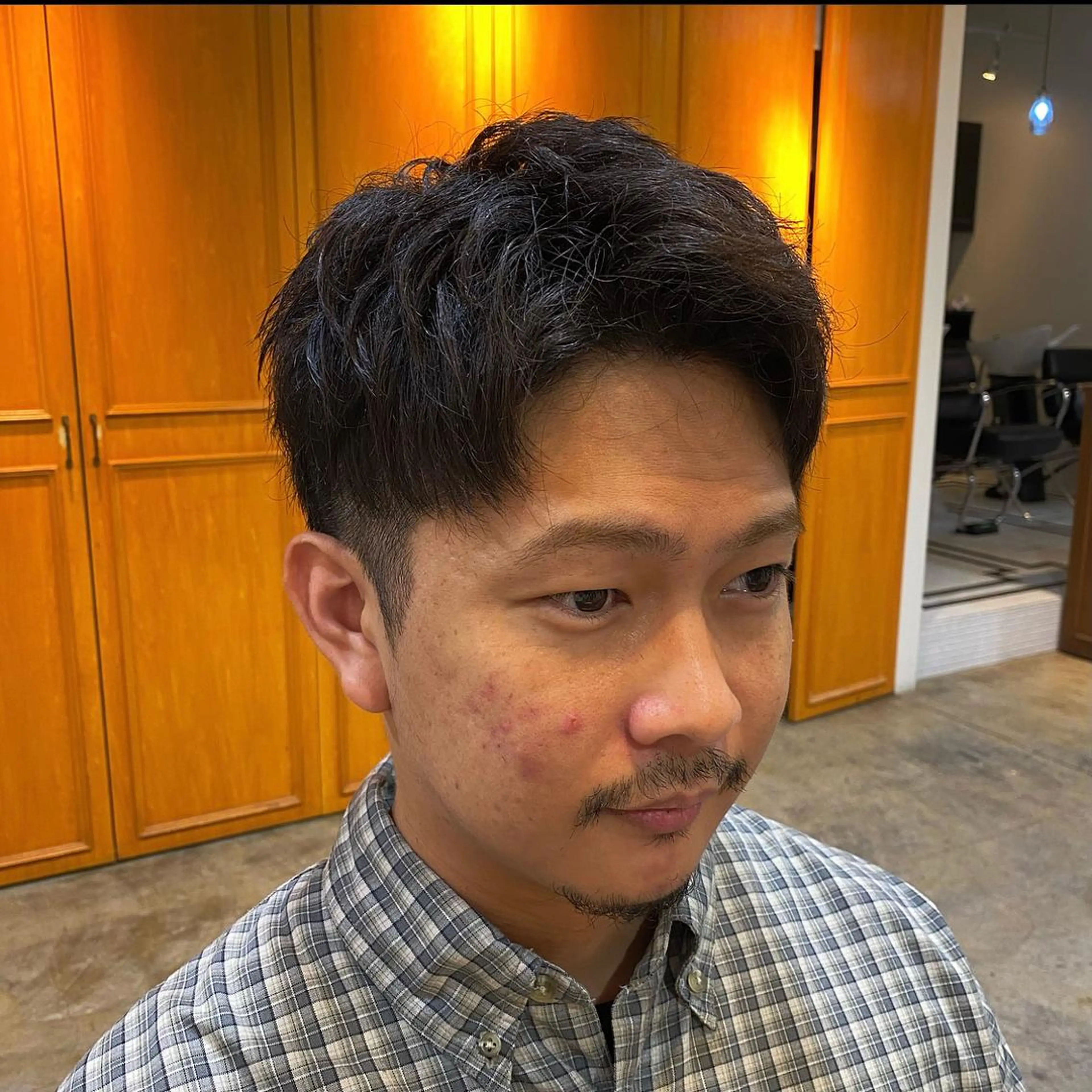 ショート メンズ アップバング JINKIメンズ特化 メンズカットパーマのヘアスタイル