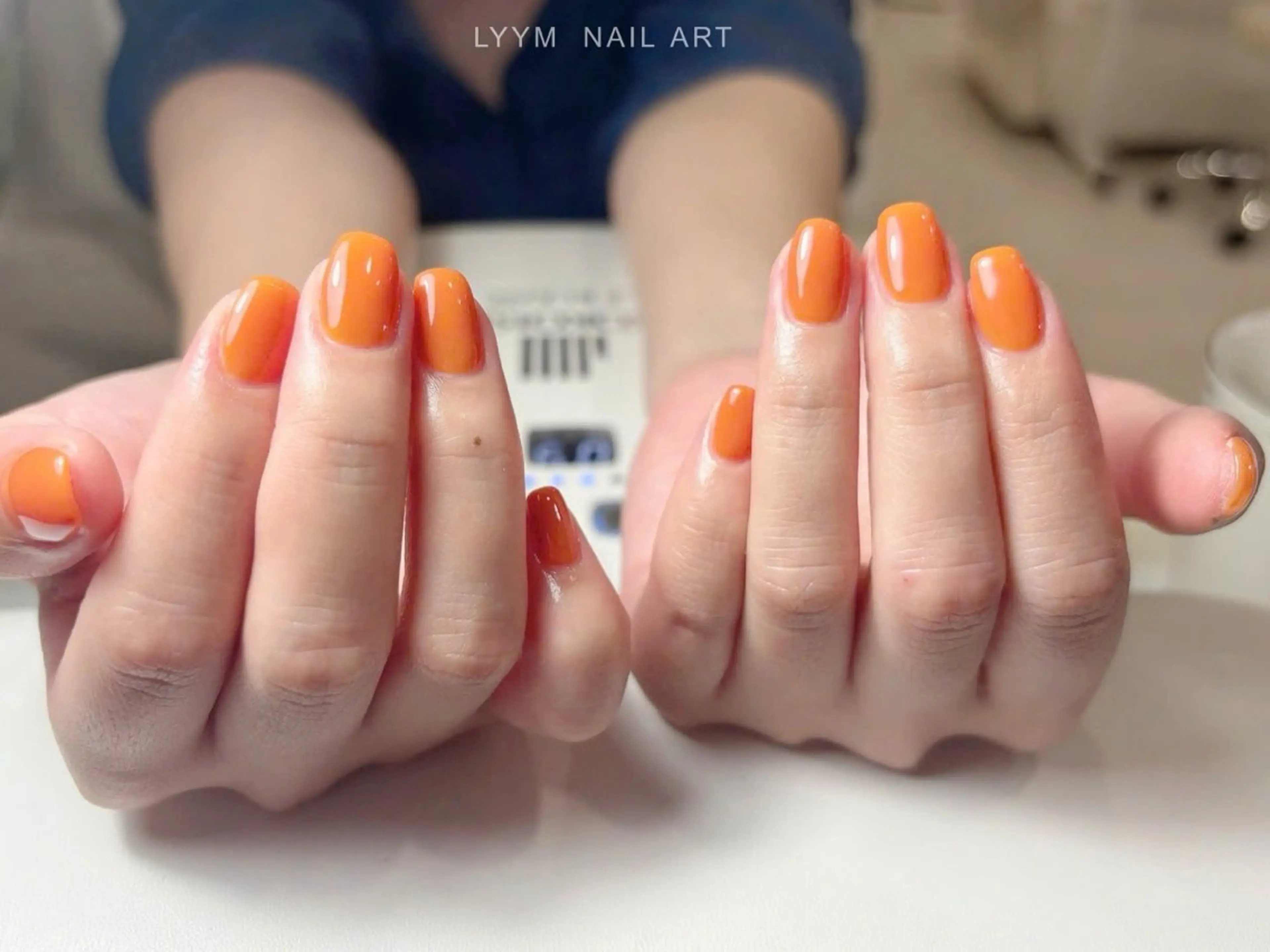 ネイル ワンカラーネイル オレンジ シンプルネイル 夏ネイル ハンドネイル LYYM Salonのネイルデザイン