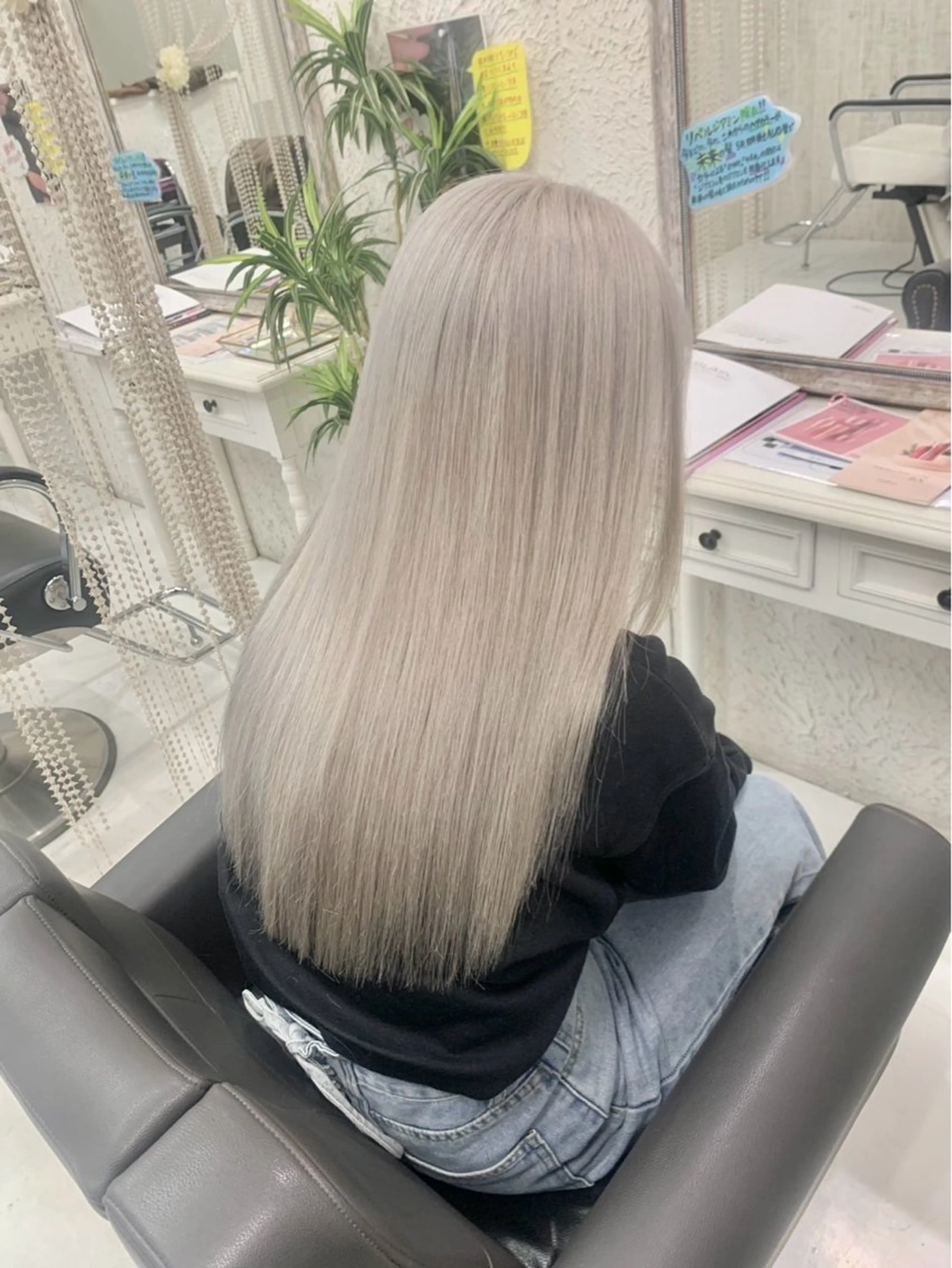 ロング カラー ブリーチ シルバー ホワイトシルバー ヘアカラー トリートメント カラー職人 🍎IKUMI🍎のヘアスタイル