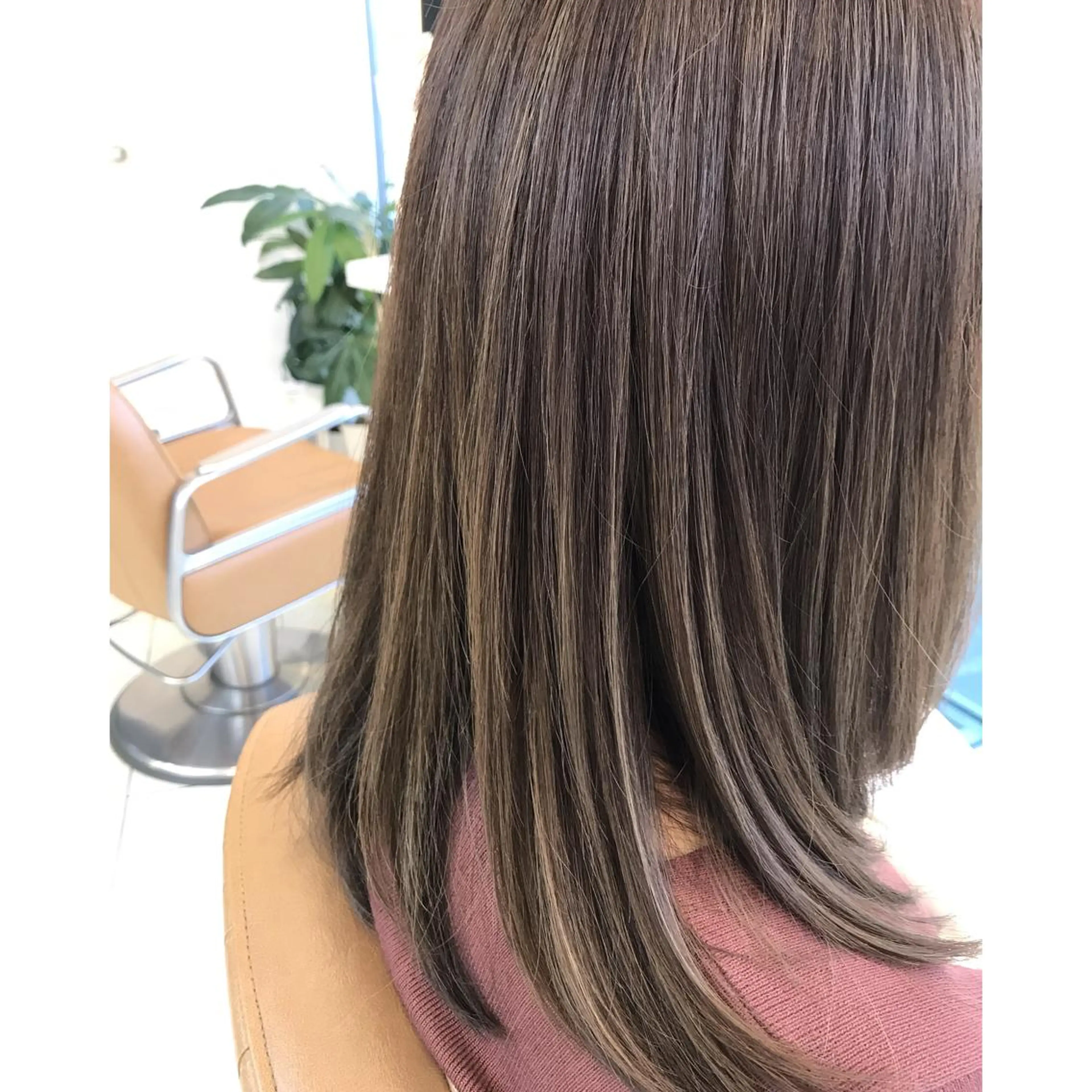 セミロング カラー アディクシーカラー ブリーチ ハイライトカラー ハイライト 坂西 春果のマツエク・マツパデザイン