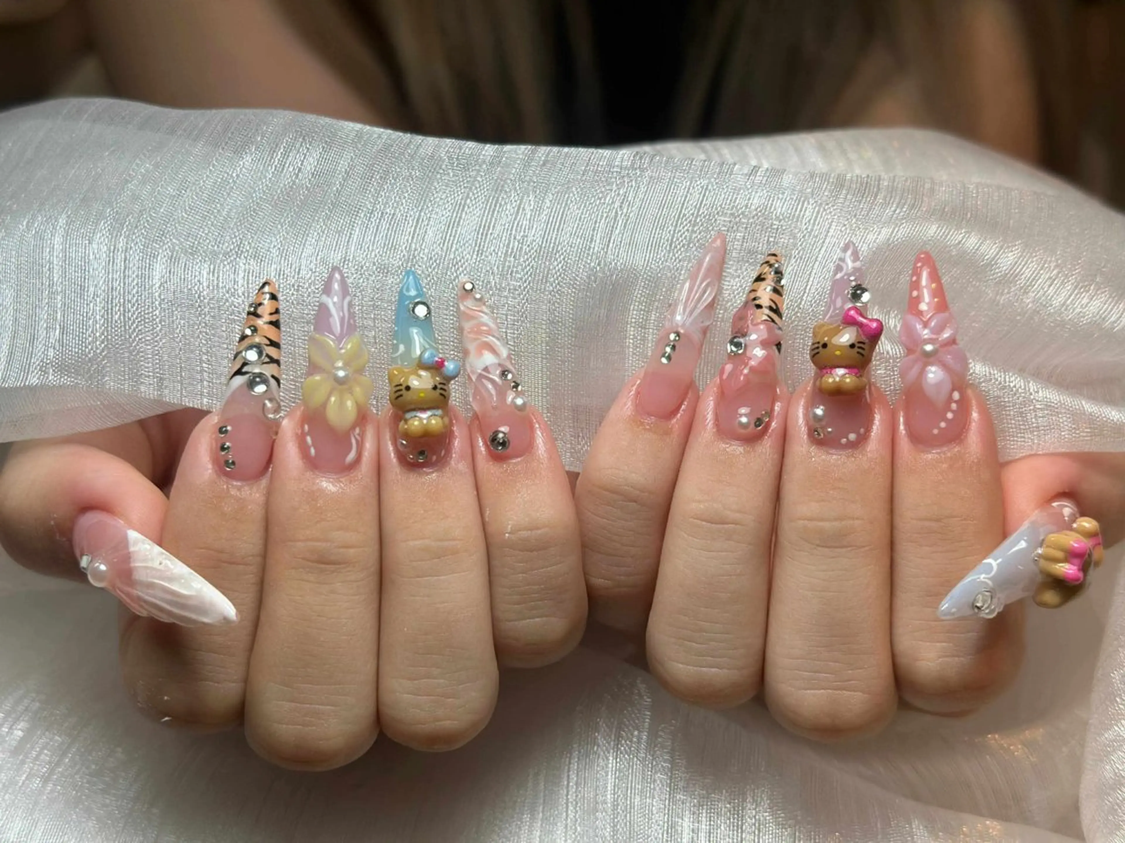 ネイル チークネイル ハート ホログラムネイル ミラーネイル ニュアンスネイル Nie Nail Shinokuboのネイルデザイン