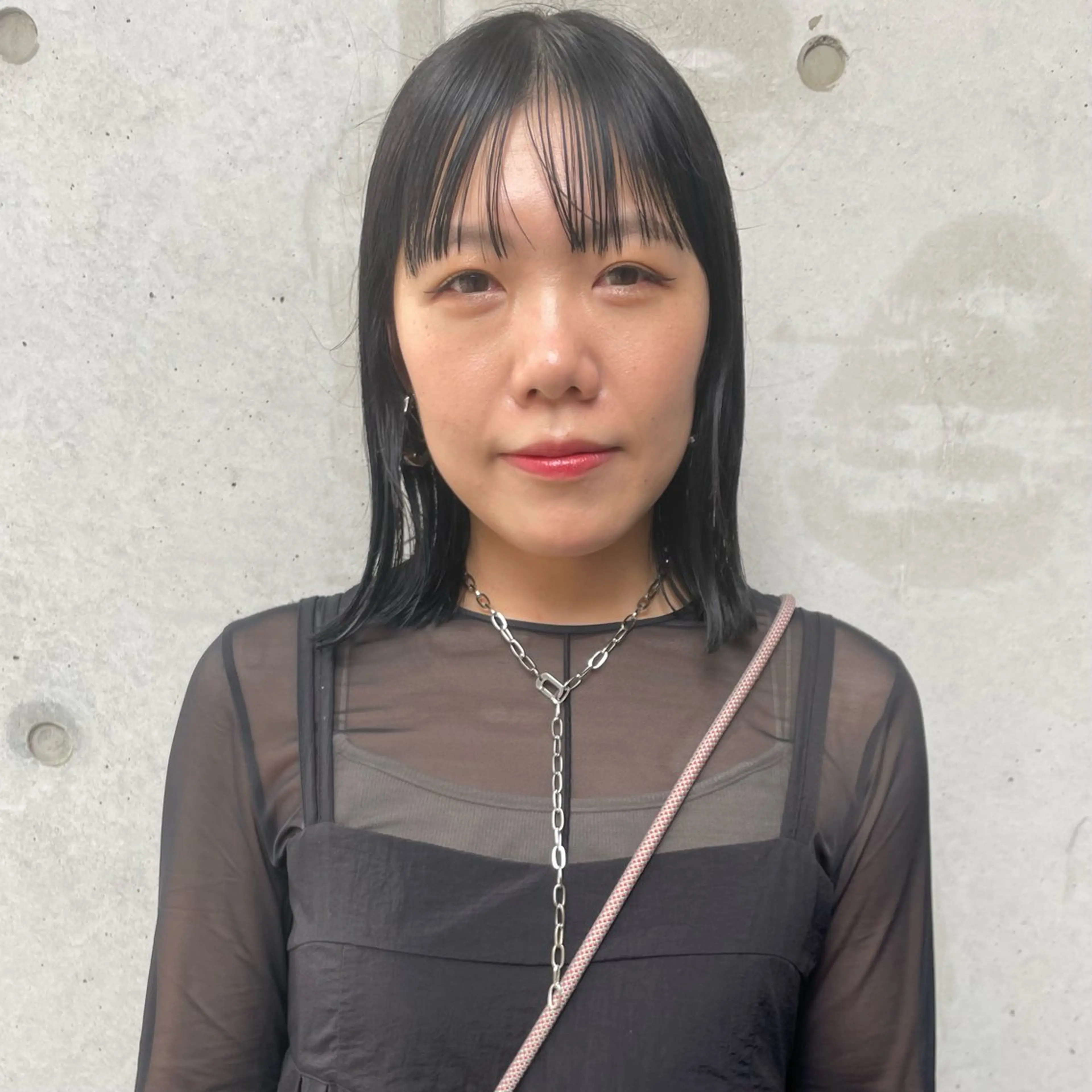 ミディアム カラー ホリケ アオイのヘアスタイル