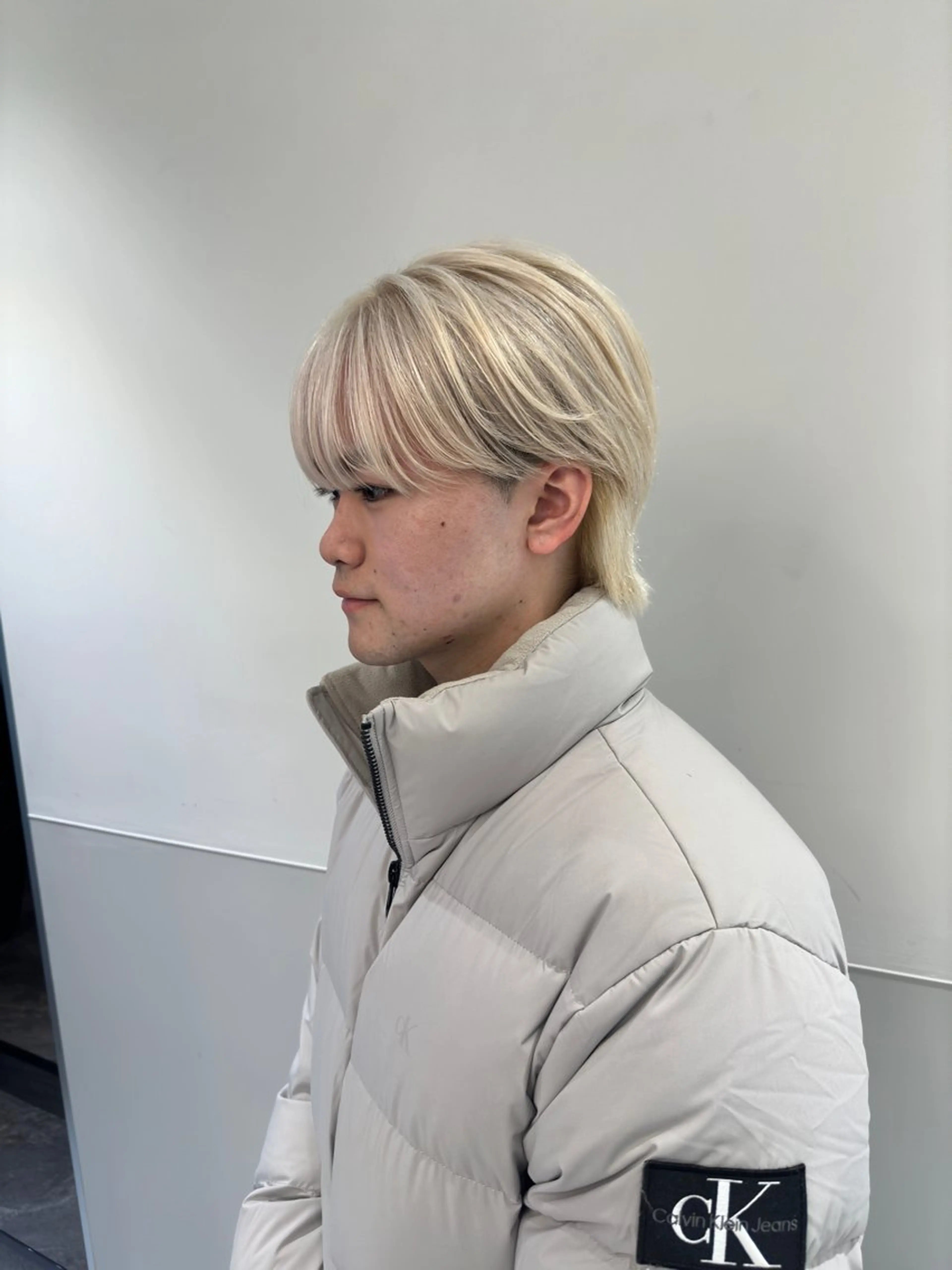 ショート カラー メンズ マッシュウルフ マッシュ シースルーマッシュ メンズウルフカット ウルフカット ヘアカラー トリートメント 鈴木/ミルクティー/ ブリーチ/ボブ/のヘアスタイル