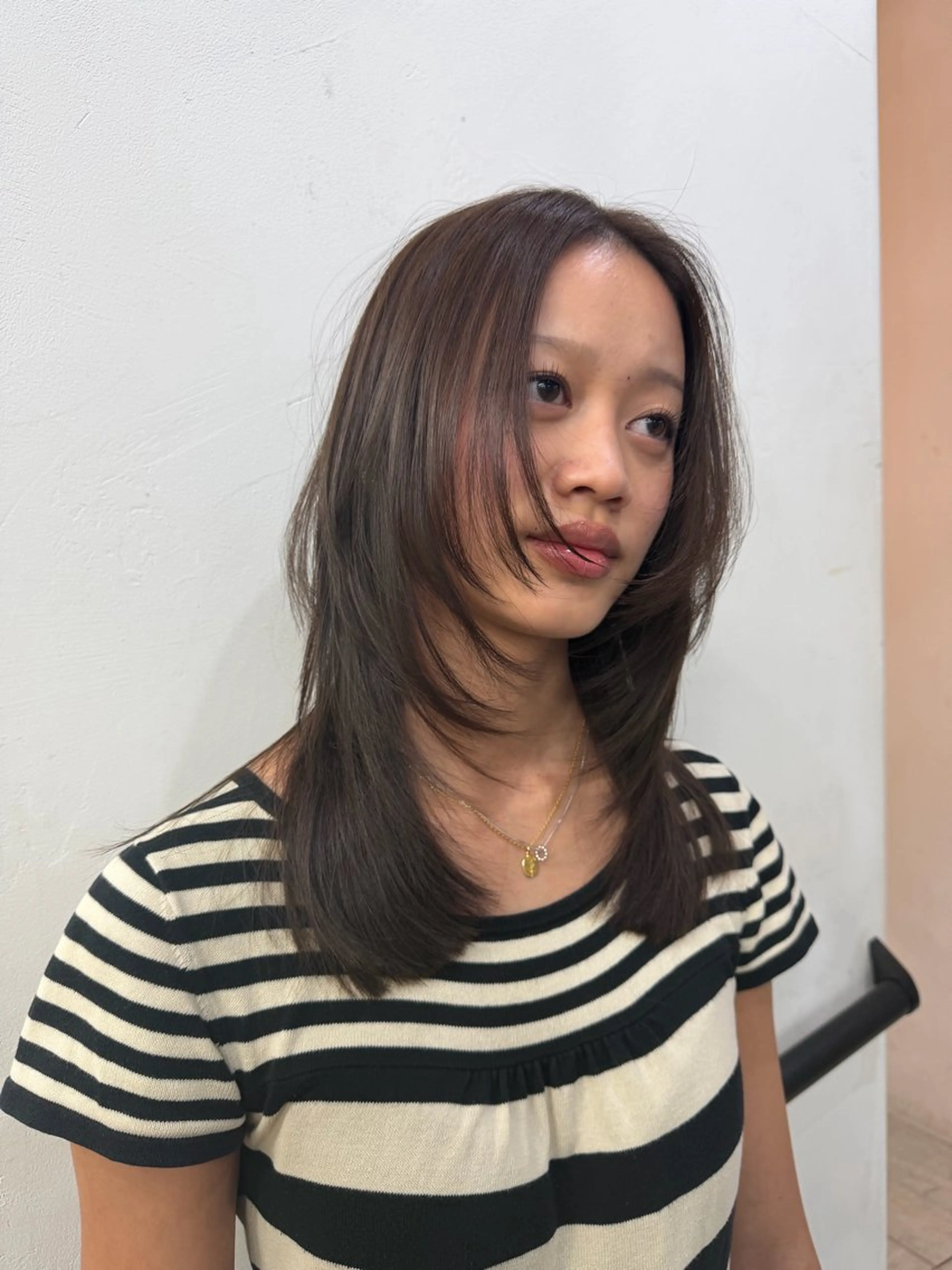 ミディアム 顔周りカット レイヤーカット AOI 　ヘアカラ ー / ブリーチのヘアスタイル