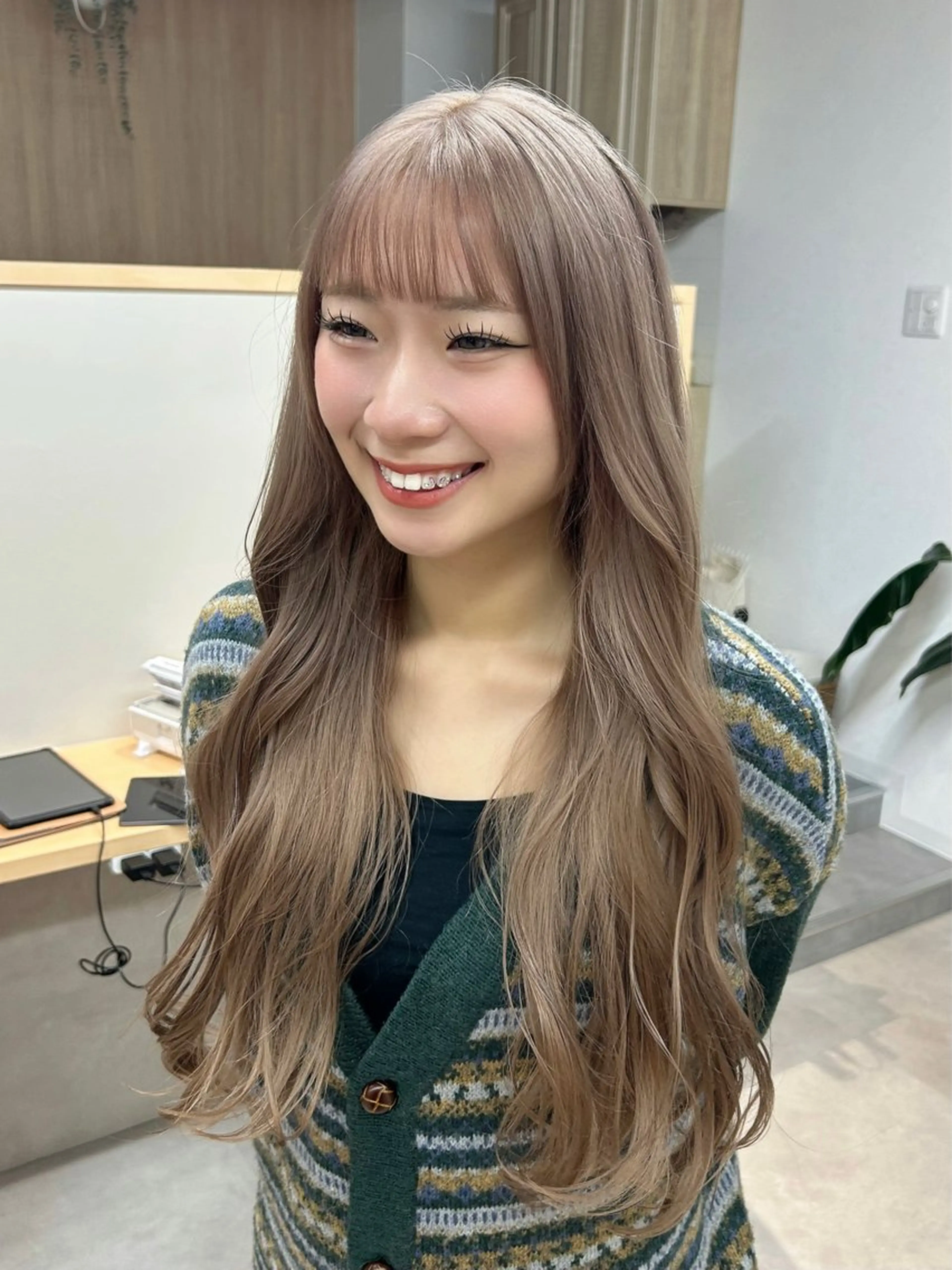 ロング カラー ベージュカラー ミルクティーベージュ カット ヘアカラー トリートメント 韓国ボブ/レイヤー/ ハイトーン/まなみのヘアスタイル