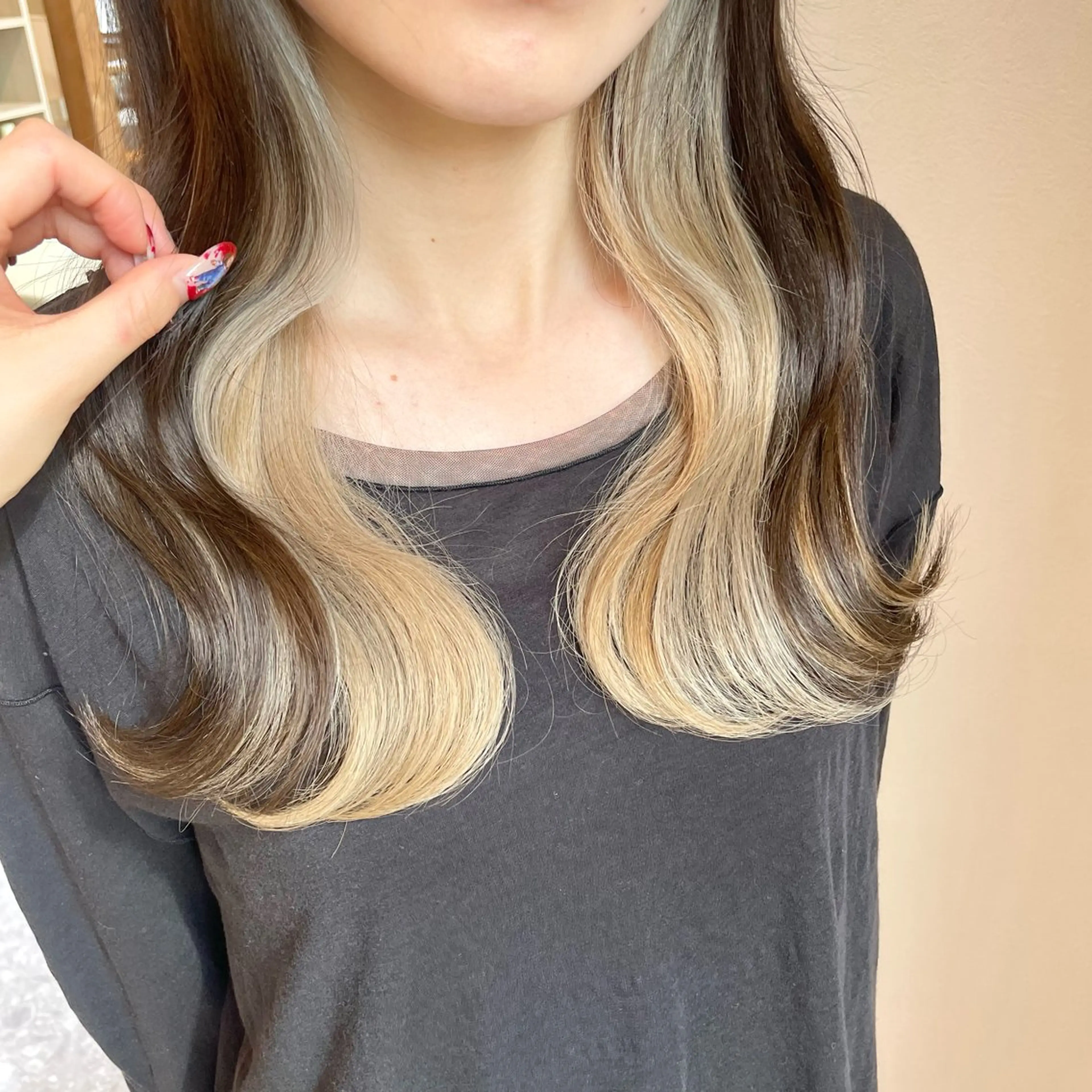 ロング ヘアカラー 岡本 彩香のヘアスタイル