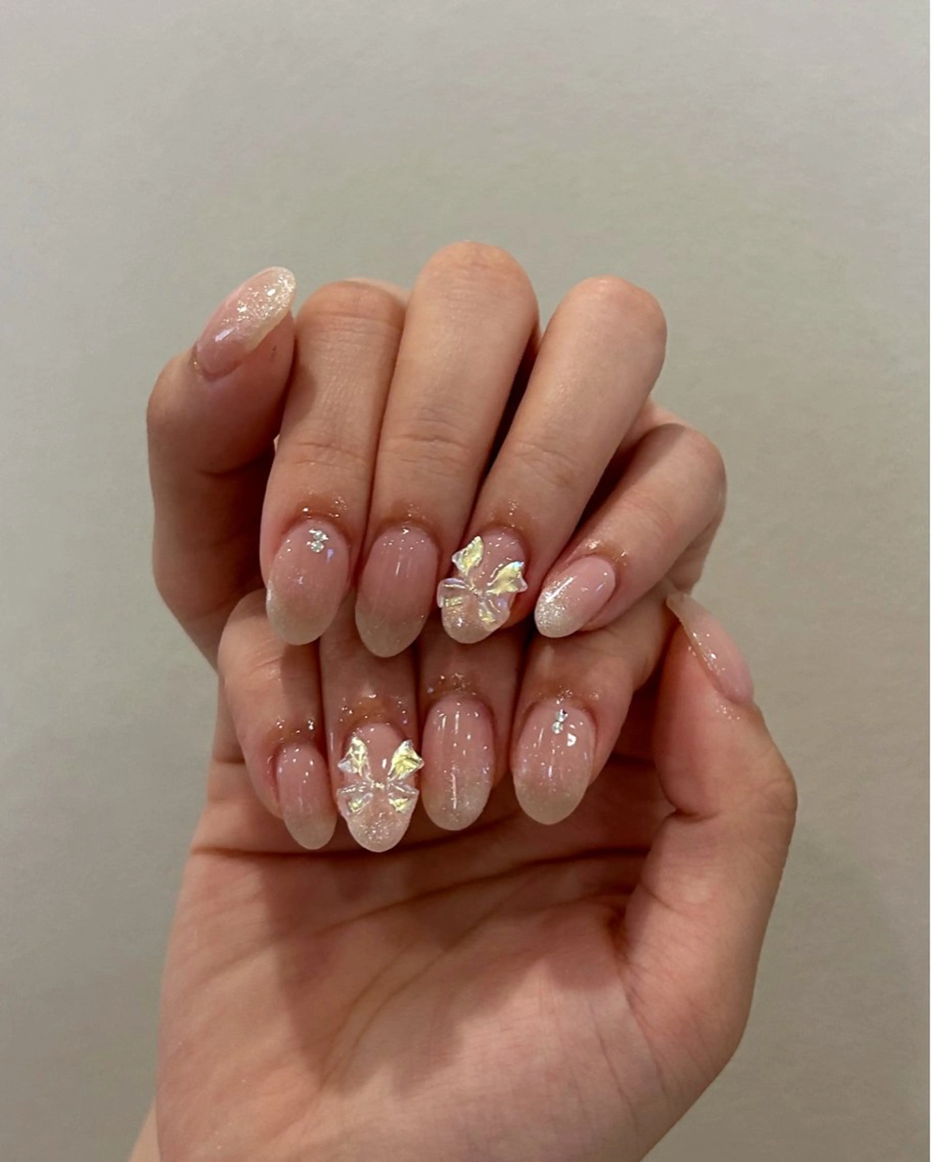 ネイル オーロラネイル リボン ストーンネイル ハンドネイル 岡崎 佑香のネイルデザイン