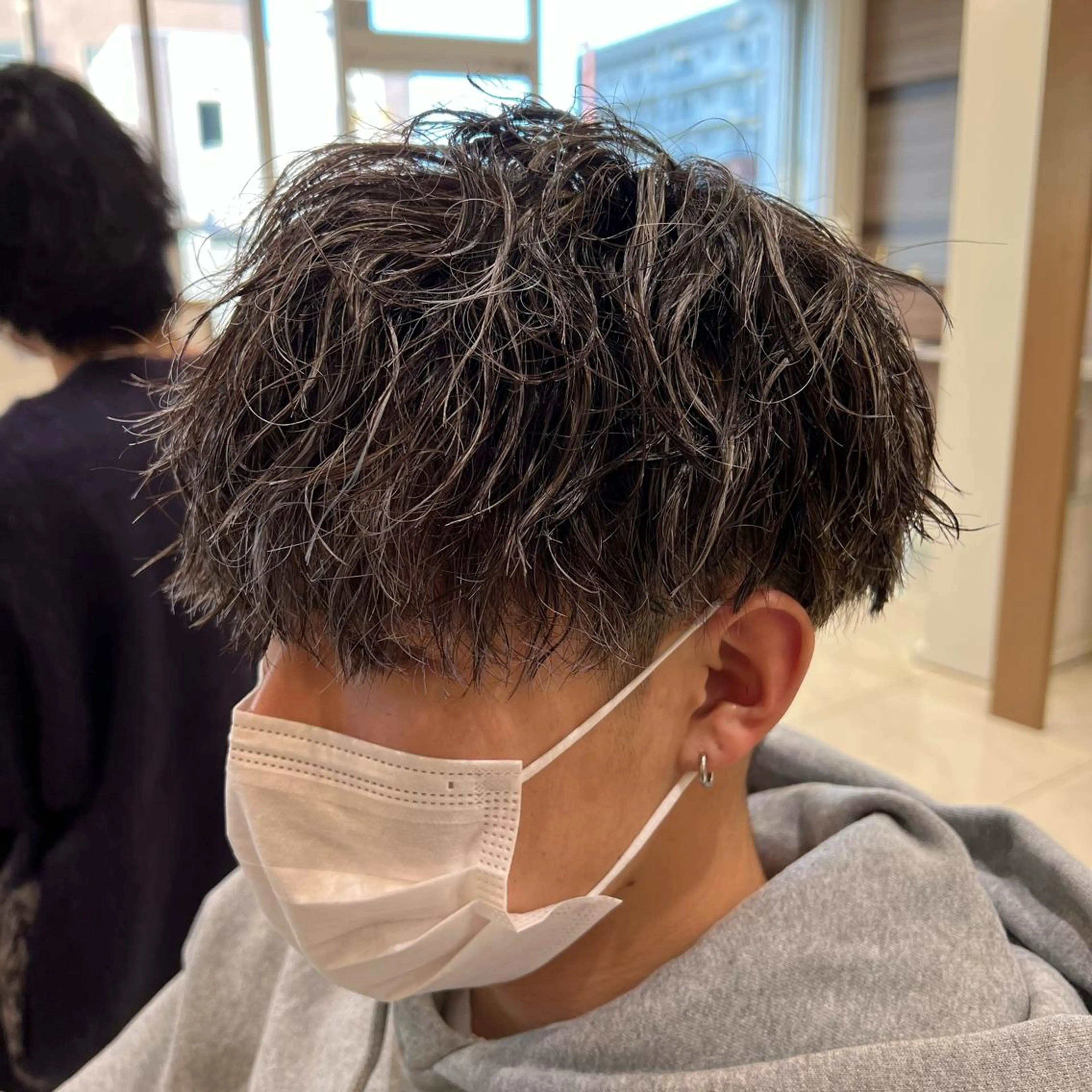 カラー パーマ メンズ メンズメッシュ メンズパーマ ツイストスパイラルパーマ メッシュ シルバー カット パーマ 美髪縮毛矯正/曲がる 縮毛矯正/佐野友尉のヘアスタイル