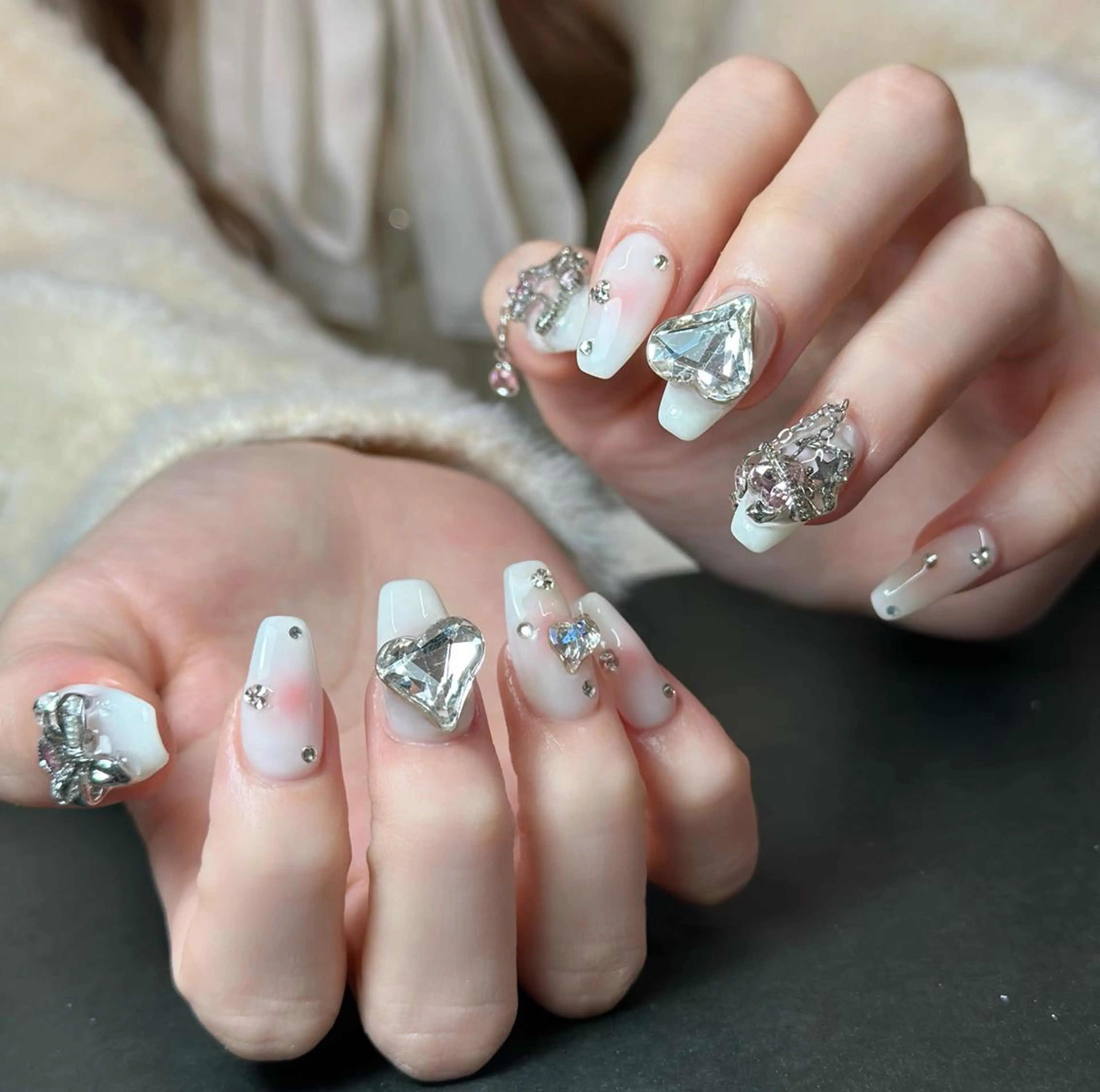 12月限定【新規オフ無料・自爪】アート やり放題 & パーツつけ放題  (オフ選択)の写真