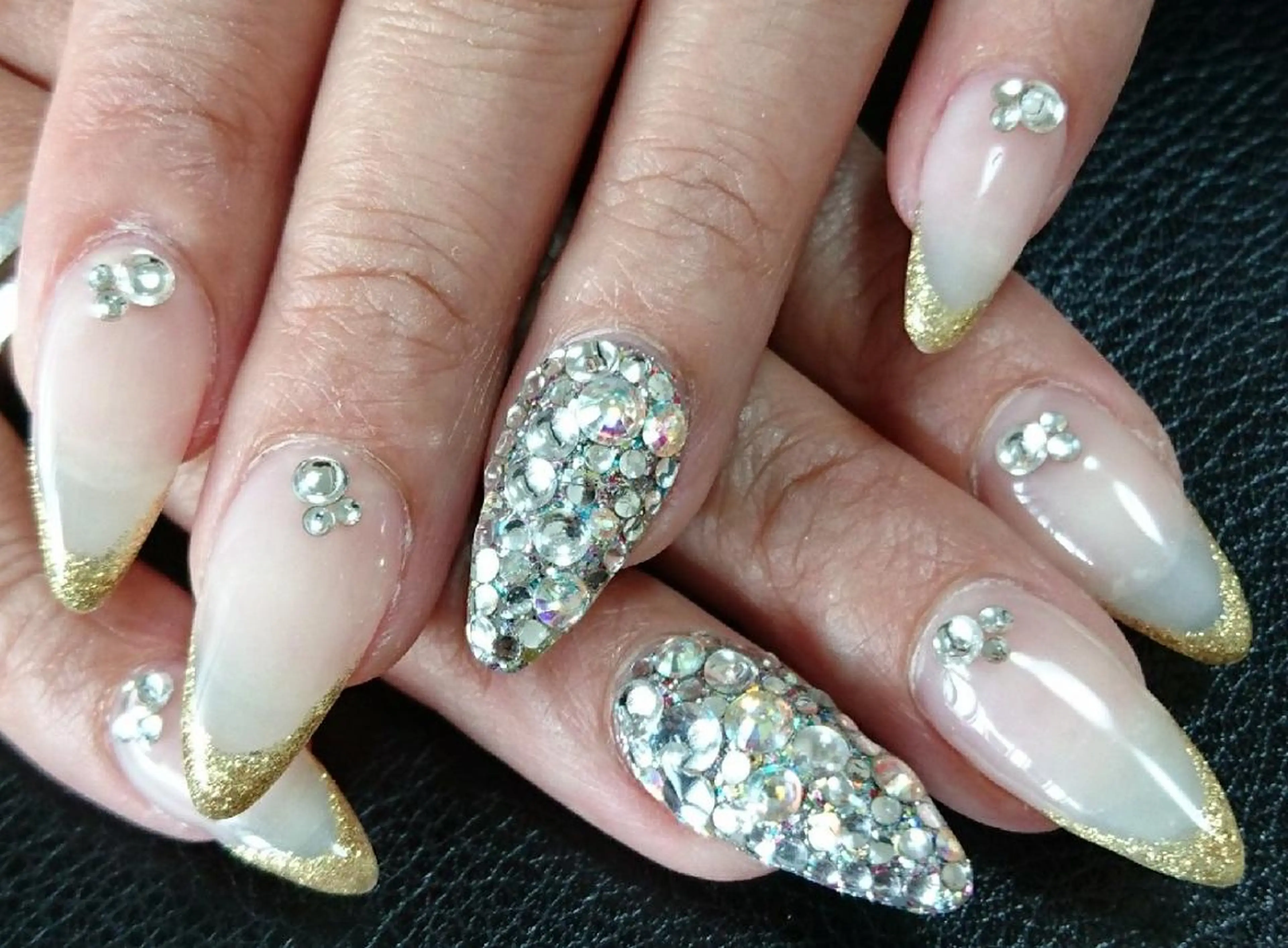 ネイル フレンチネイル ゴールド ゴージャス スカルプネイル ストーンネイル Lilith Nailのネイルデザイン