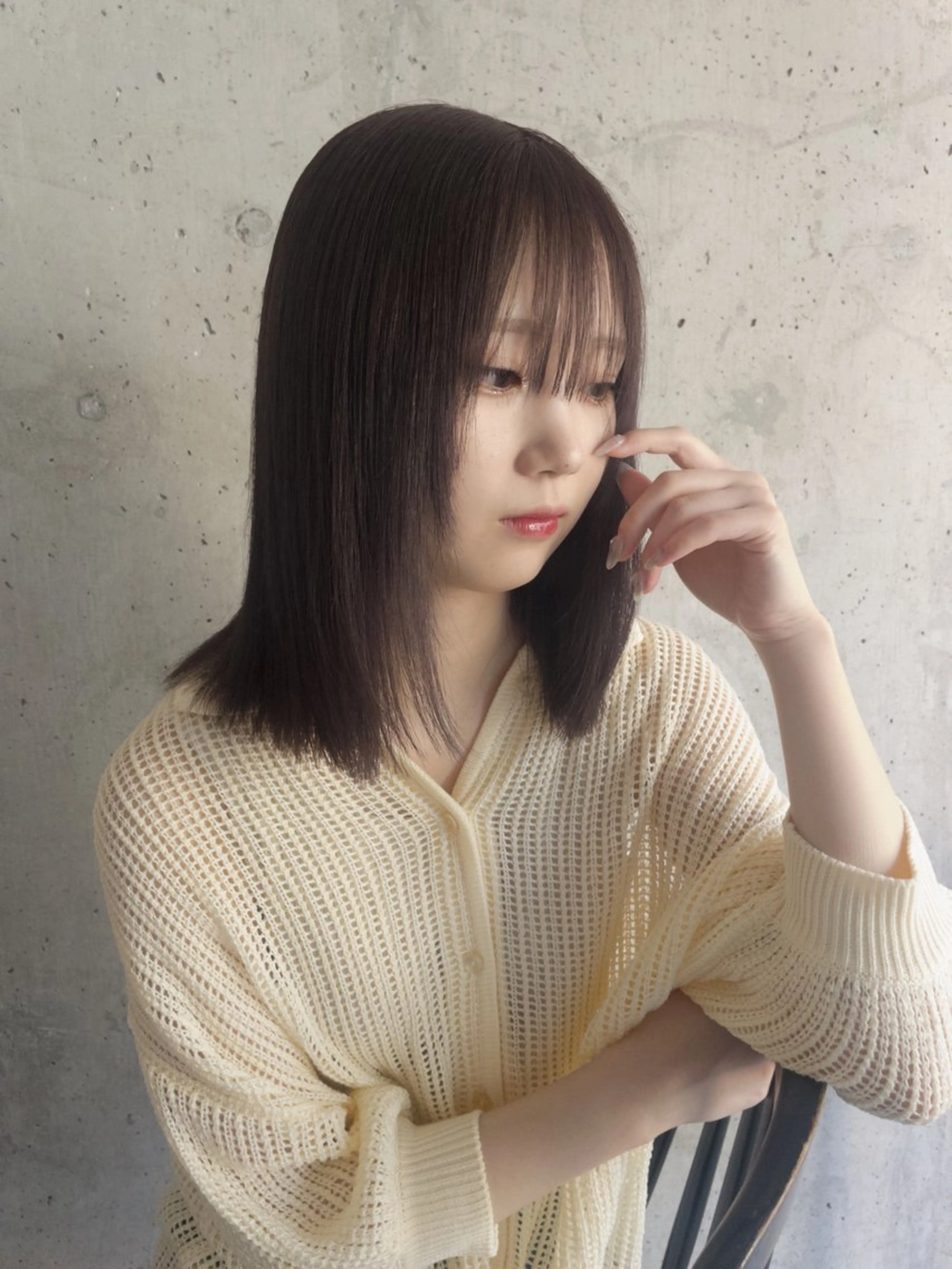 ミディアム カラー ヘアアレンジ mina / 透明感ベージュカラーのヘアスタイル