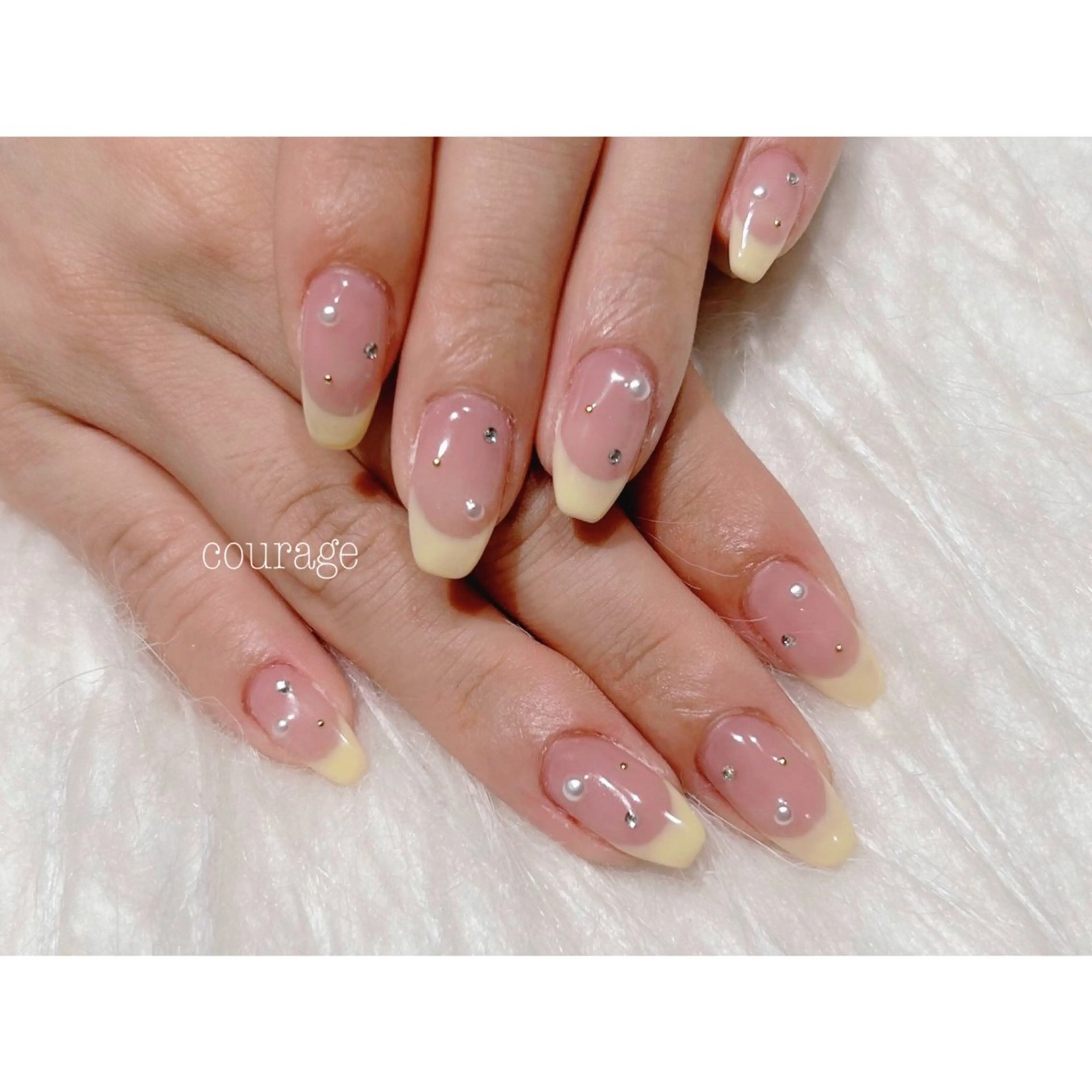 ネイル フレンチネイル ストーンネイル ハンドネイル ネイルサロンcourage所属・ネイルサロン courageのネイルデザイン