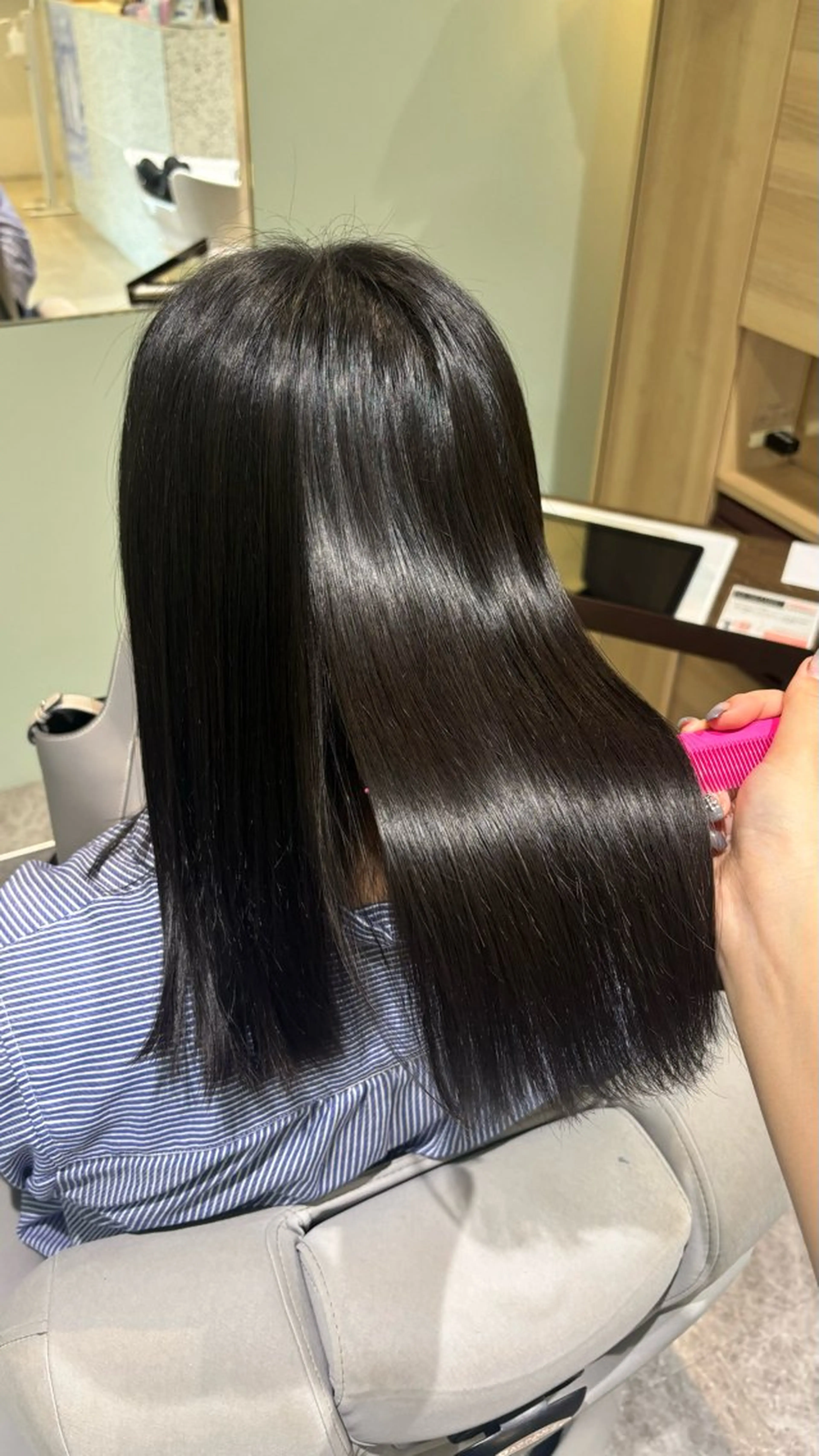 セミロング カラー meuche…lego【ミューシェ】所属・西村 春菜のヘアスタイル