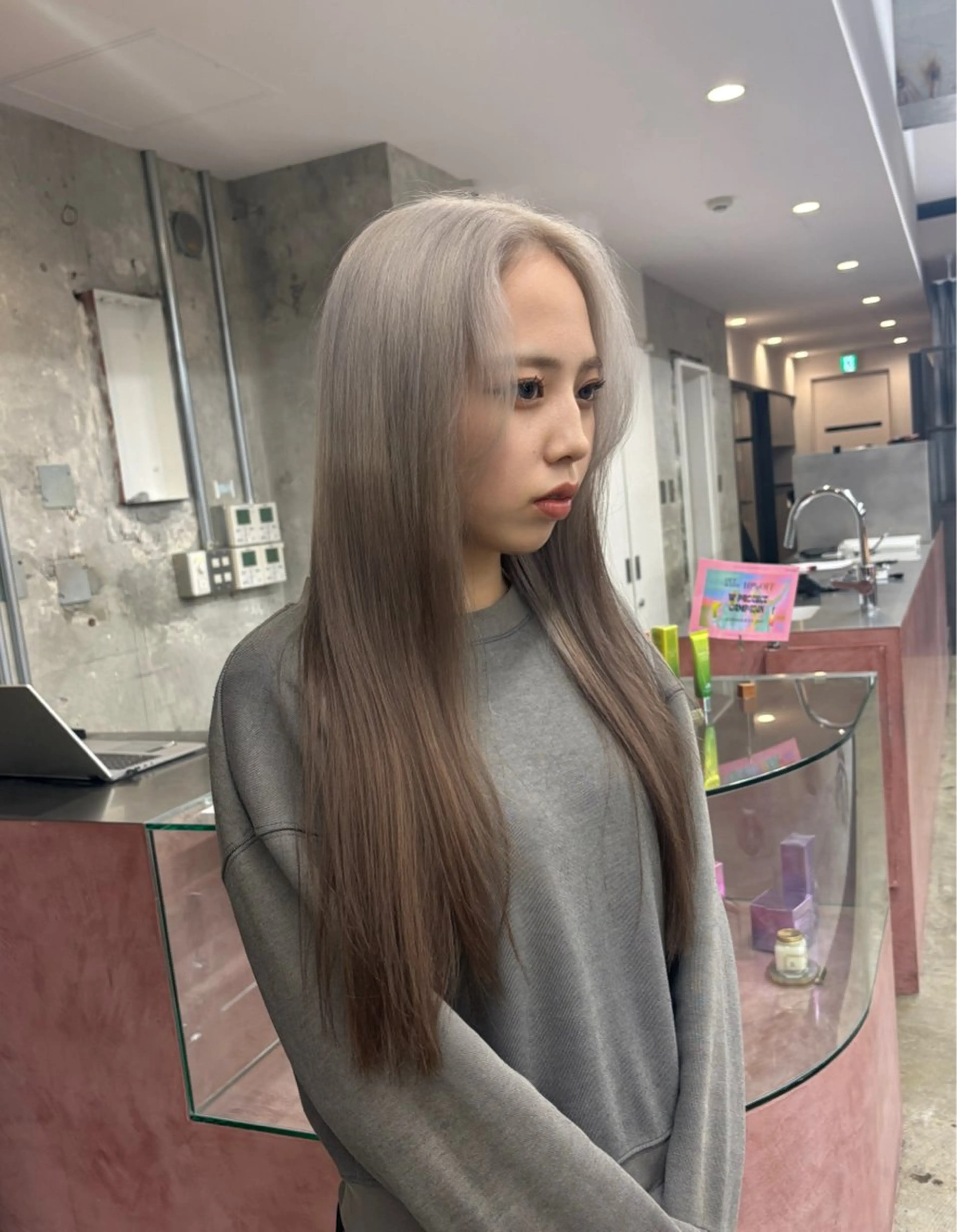 ロング ヘアカラー 鈴木瑛里／ブロンド ベージュ／男女のヘアスタイル