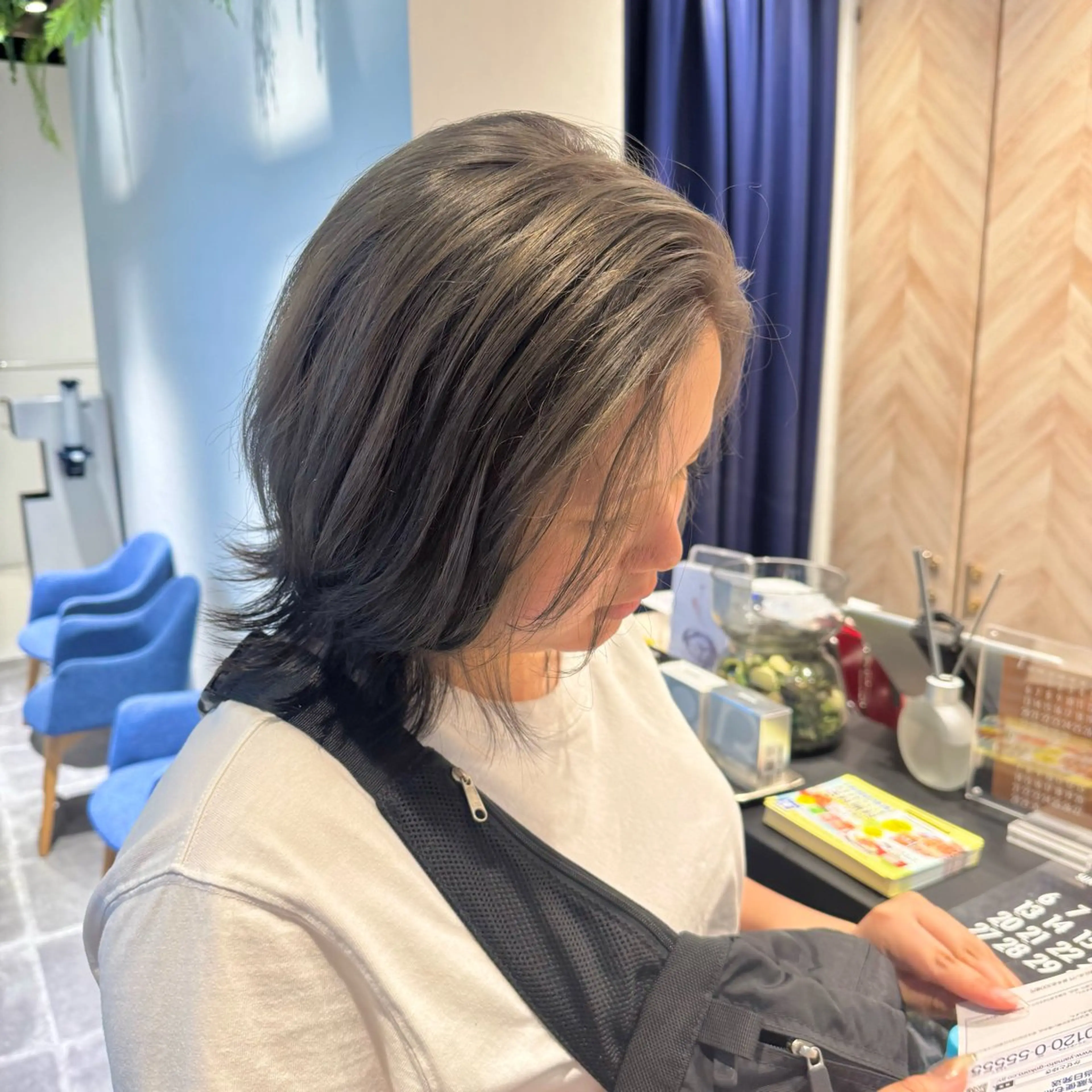 ミディアム カラー グレージュ 伊藤 深月のヘアスタイル