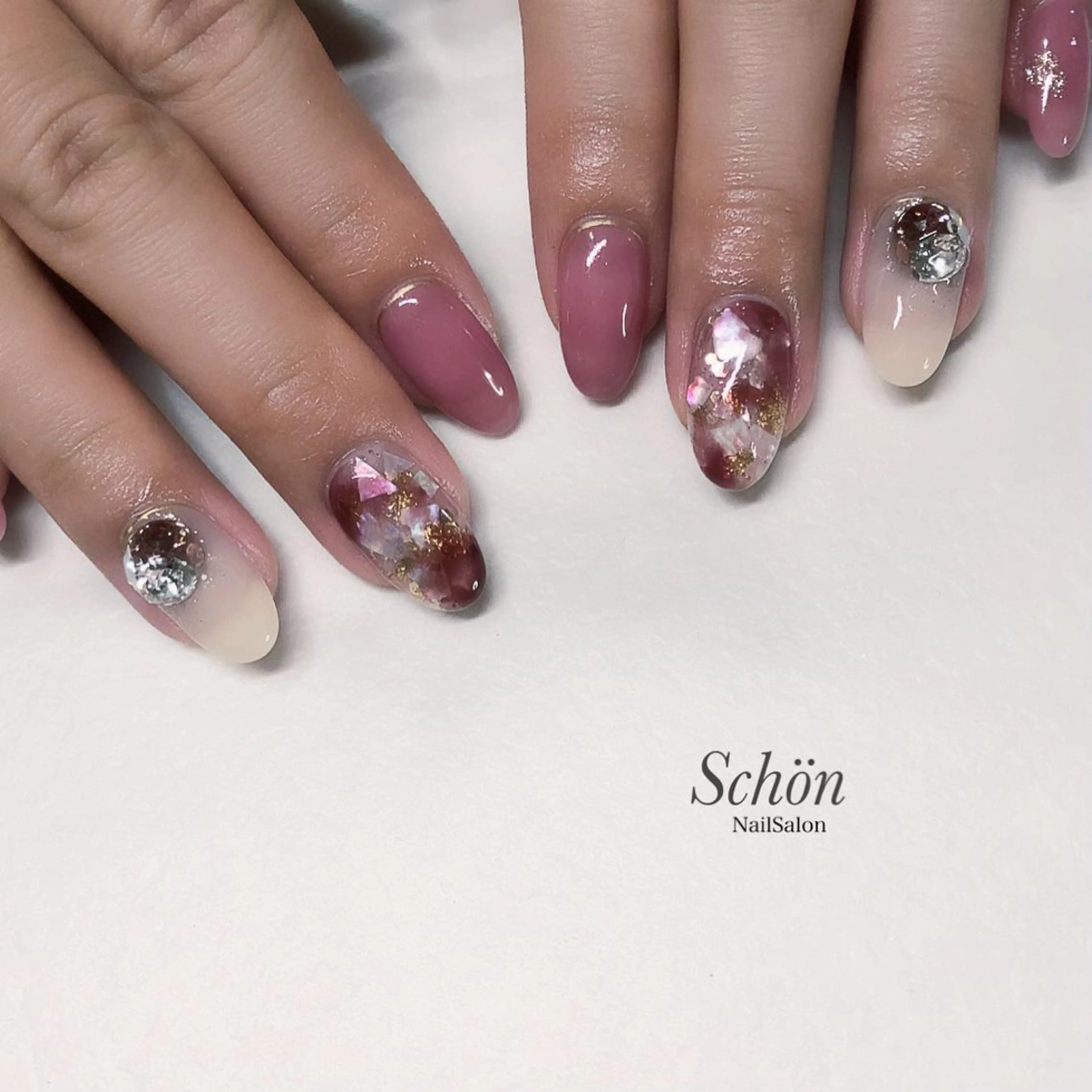 ネイル ラメ(グリッター) ストーンネイル ハンドネイル Schön NailSalon所属・Schön NailSalonのネイルデザイン