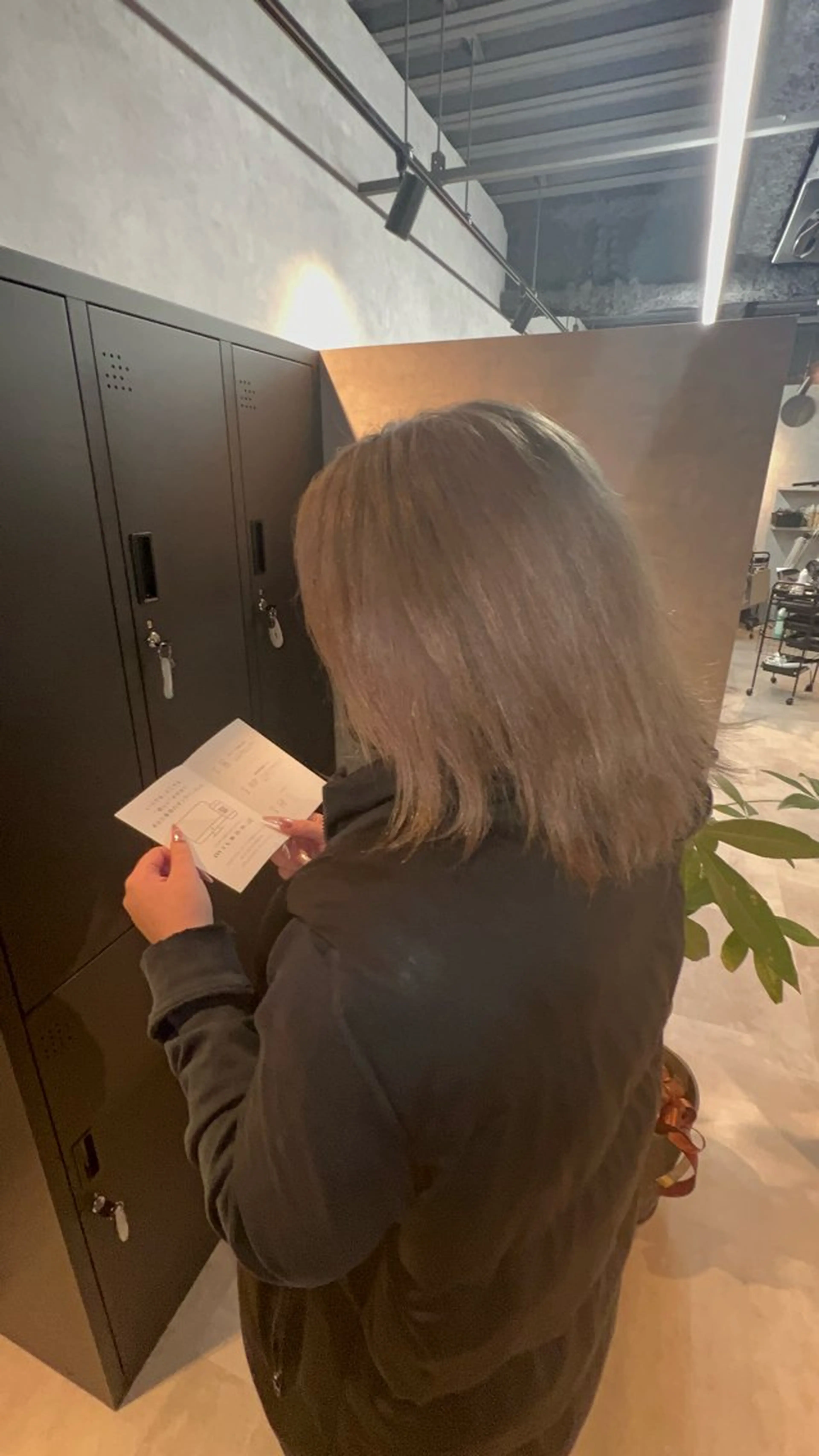 ミディアム motoトップカラー リスト/ブリーチカラのヘアスタイル