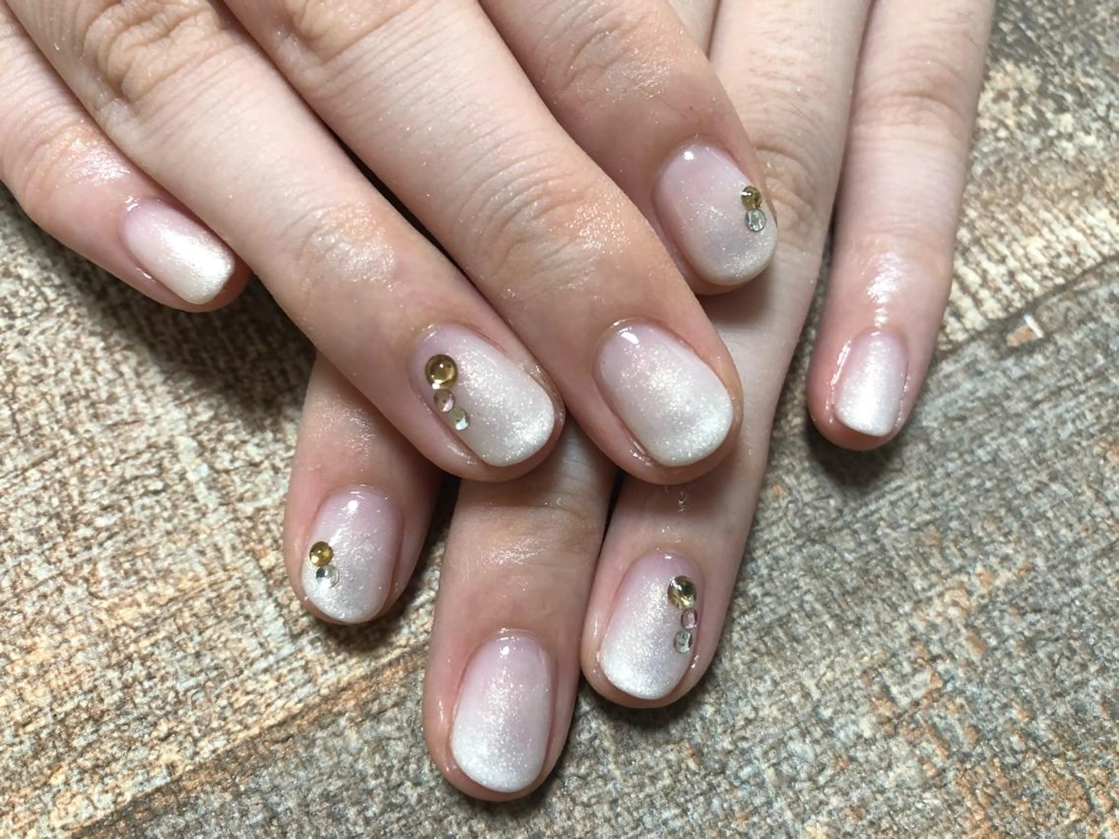 ネイル シンプルネイル ストーンネイル Nail Room Laughyのネイルデザイン