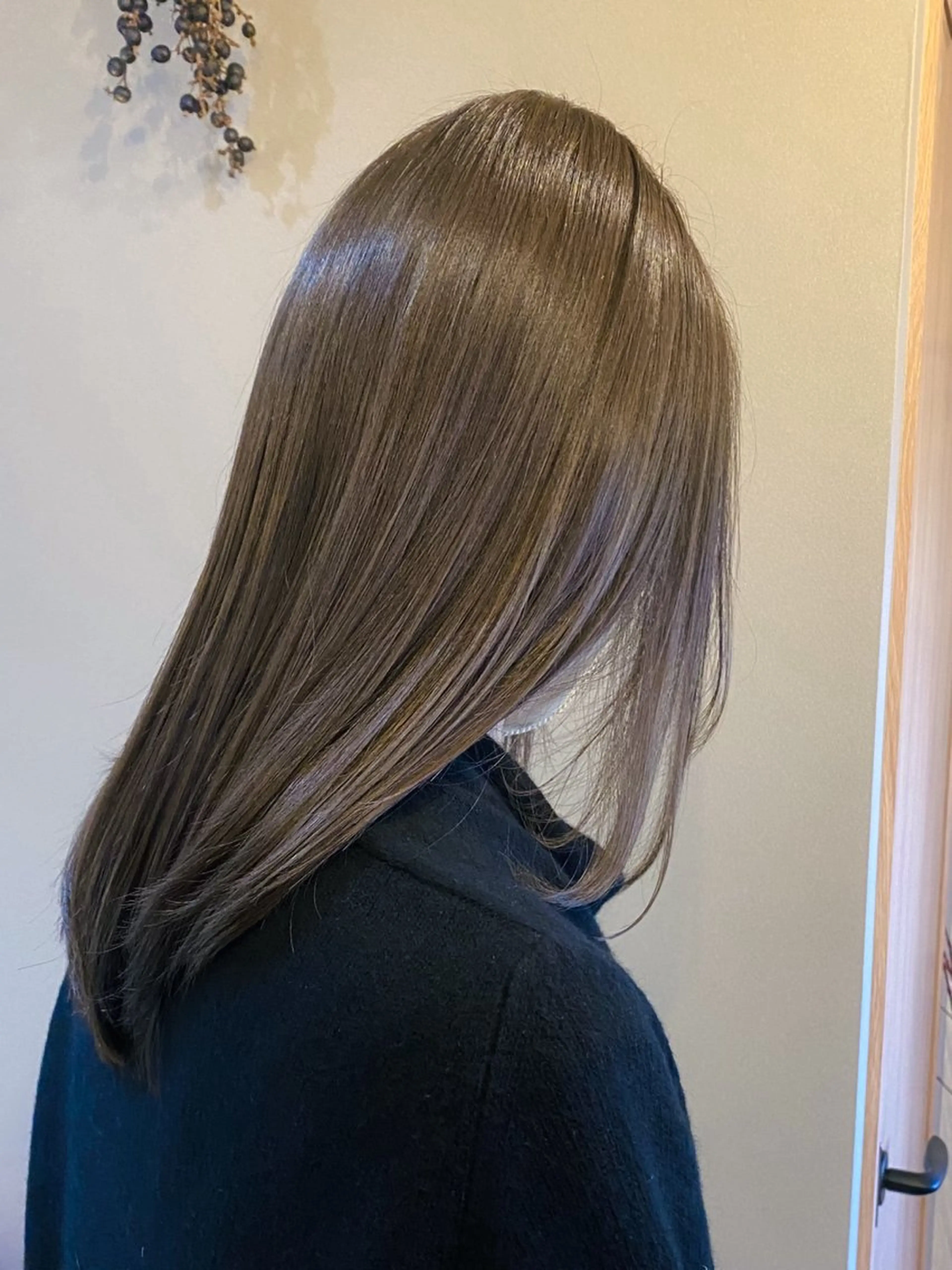 ミディアム カラー グレージュ オリーブグレージュ オリーブグレー カット ヘアカラー トリートメント ヘアセット ハルカ/透け感カラー /顔周りレイヤーのヘアスタイル