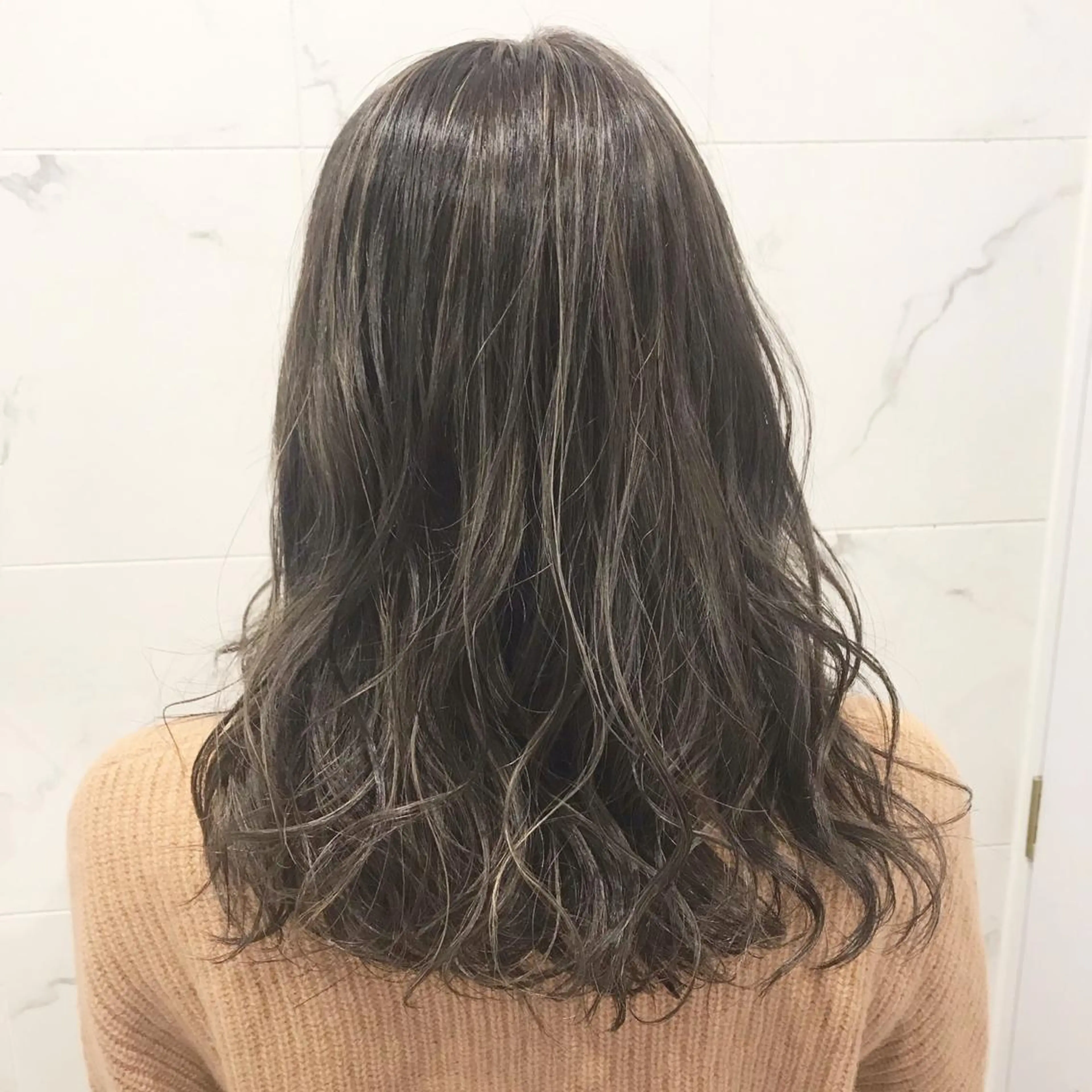 ミディアム 外国人風カラー ハイライト 髪質改善 韓国風ヘア レイヤーカット ハリウッドブロウ LAID BACKの眉毛・アイブロウイメージ