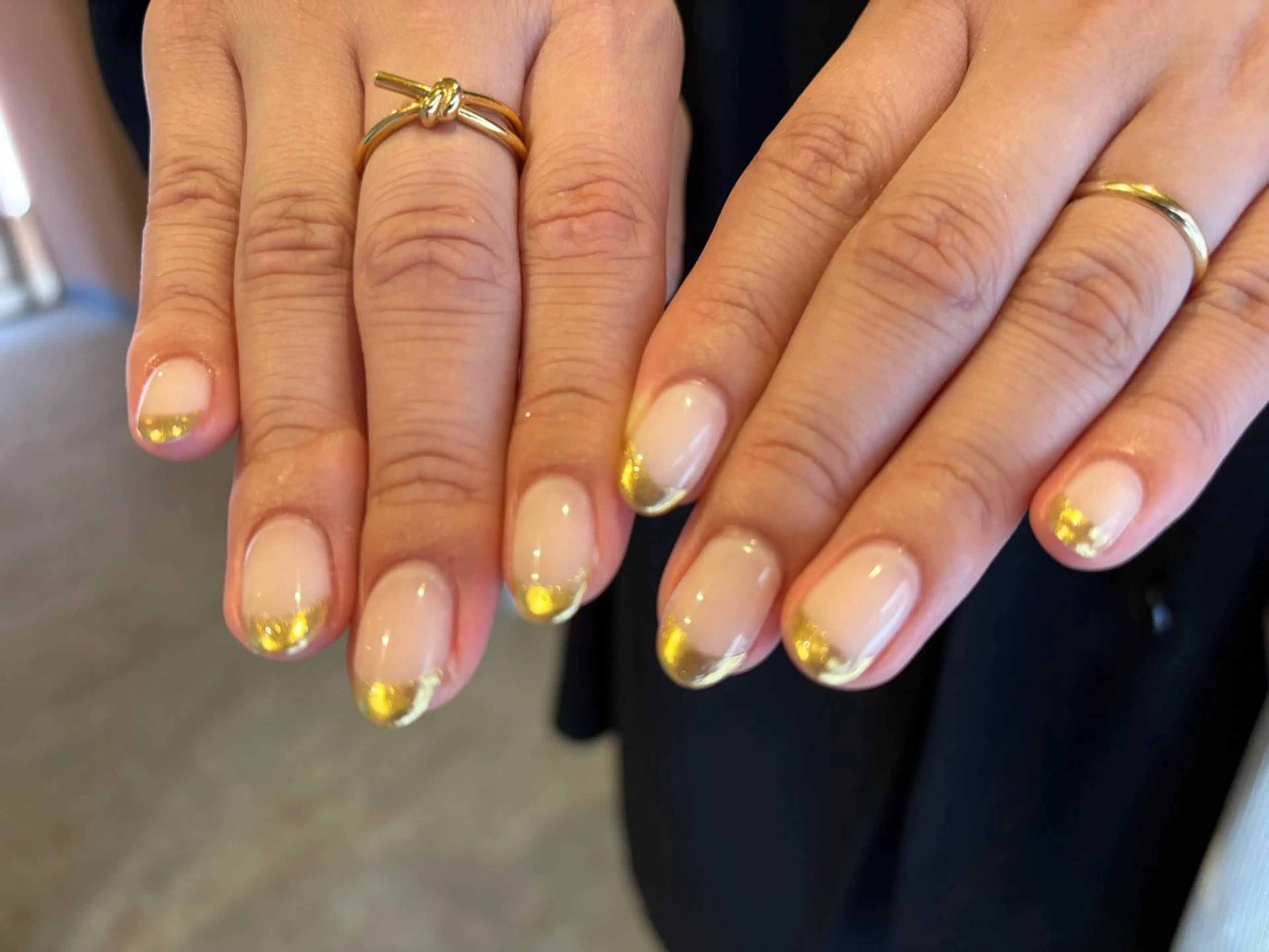ネイル フレンチネイル ゴールド ミラーネイル ハンドネイル Meviy所属・Meviy （メヴィー）のマツエク・マツパデザイン