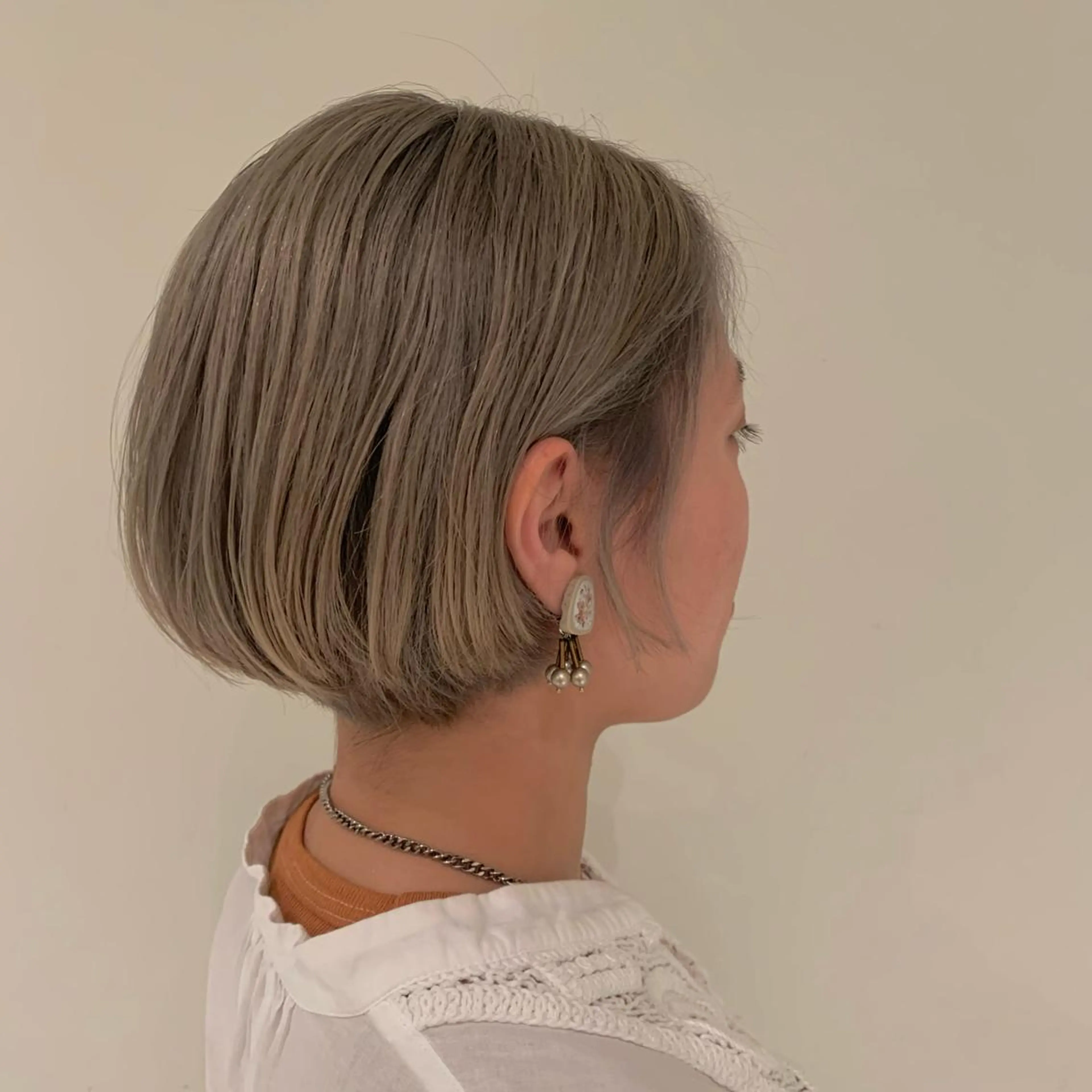 ショート カラー ベージュカラー ブリーチ ケアブリーチ グレージュ ハイライトカラー ヘアカラー トリートメント DADACUBIC 齋藤　樹のヘアスタイル