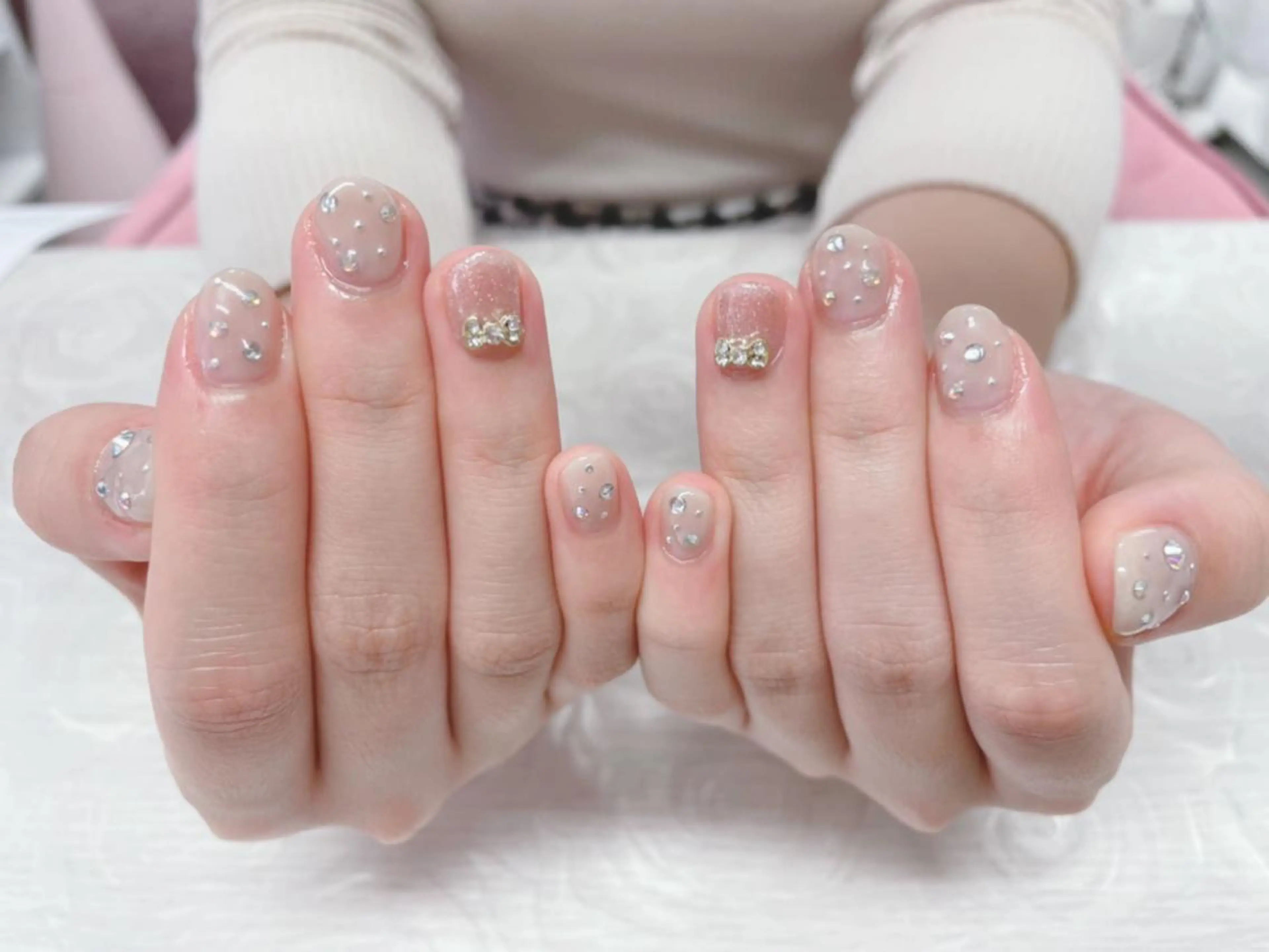 カラー ネイル ガーリー キラキラネイル 持ち込み リボン 芦辺 香奈のネイルデザイン