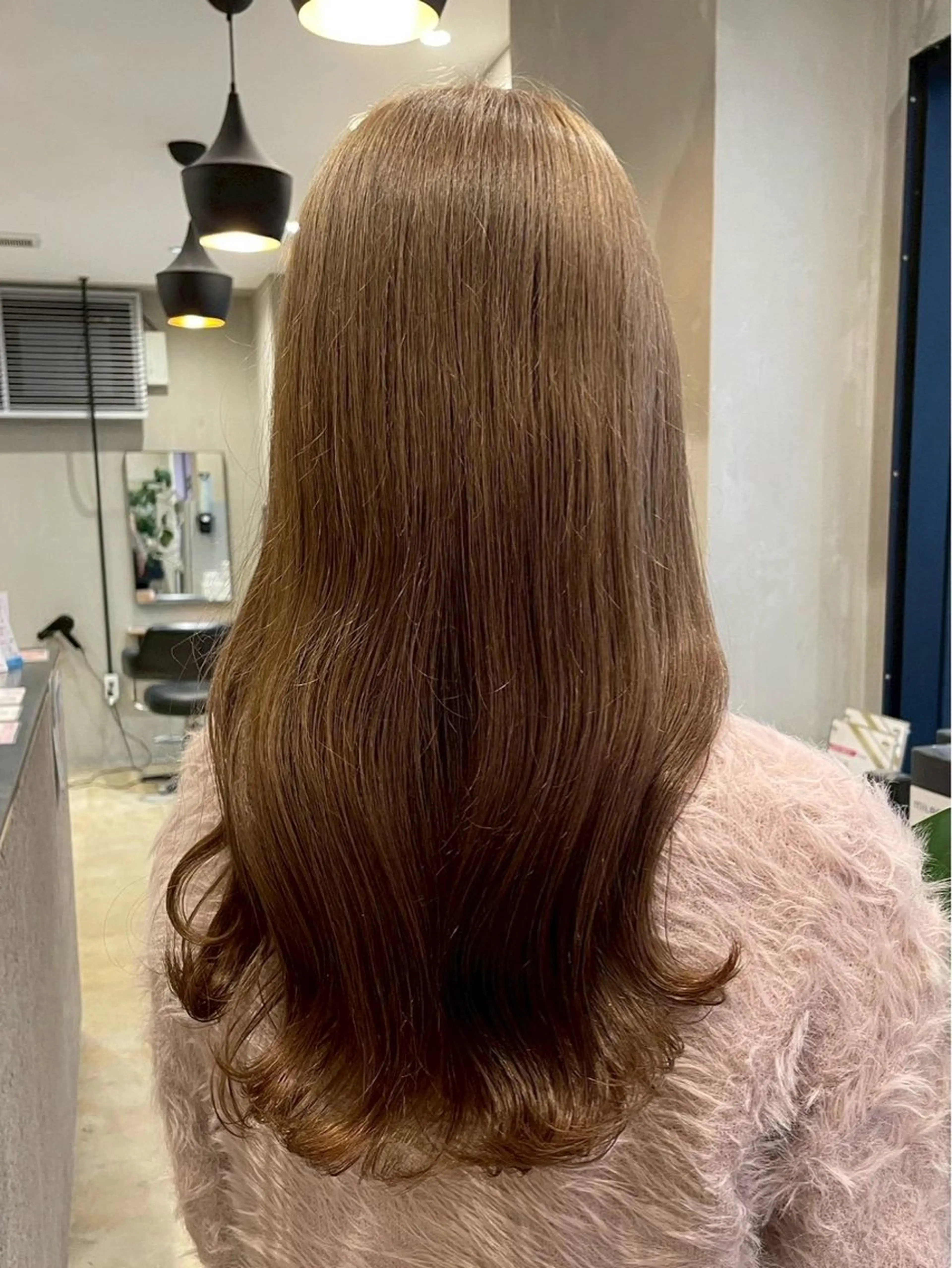 ロング 紅/艶カラー/ 透明感カラーのヘアスタイル