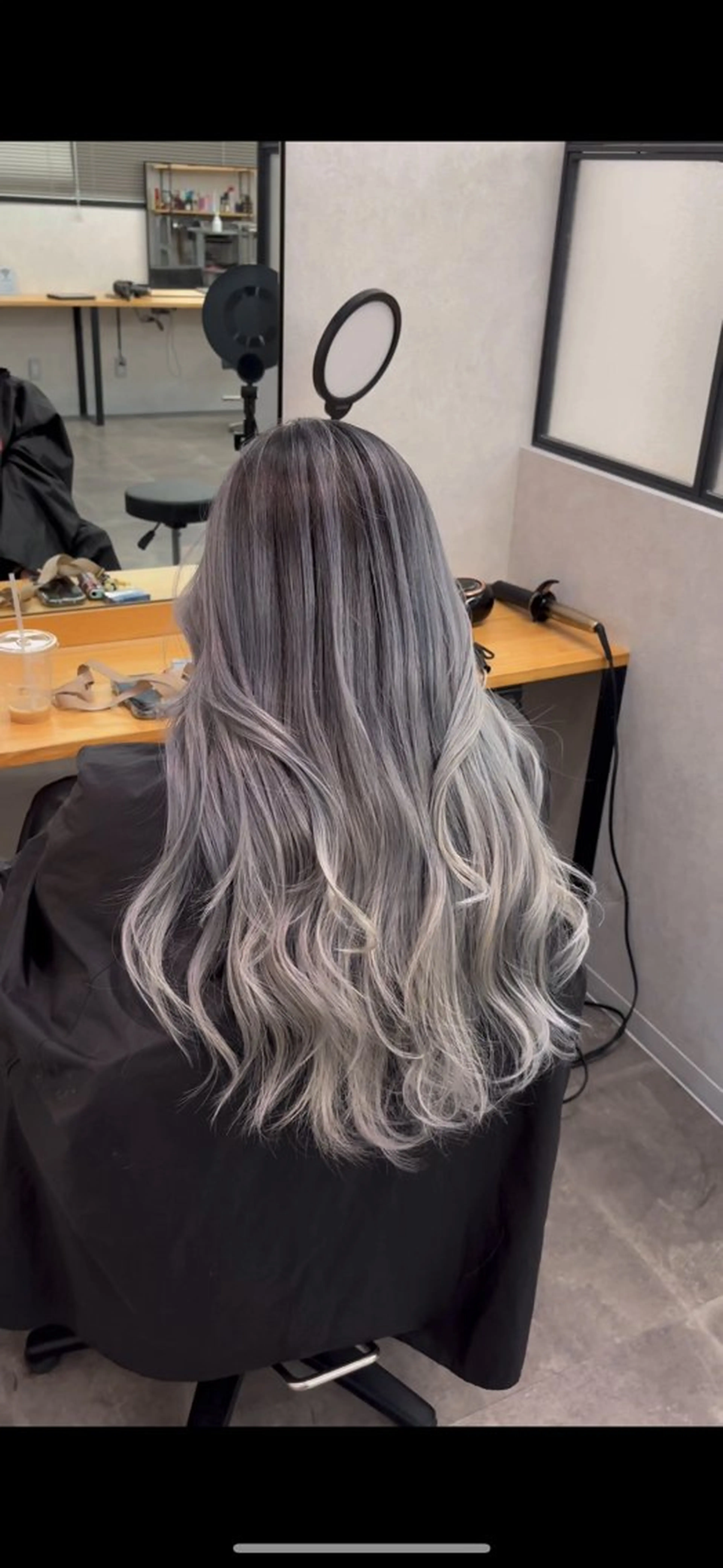 ロング カラー バレイヤージュ シルバー レイヤーカット ロング ヘアカラー 🌟心斎橋レイヤー 艶ハイトーン/ウルフのヘアスタイル