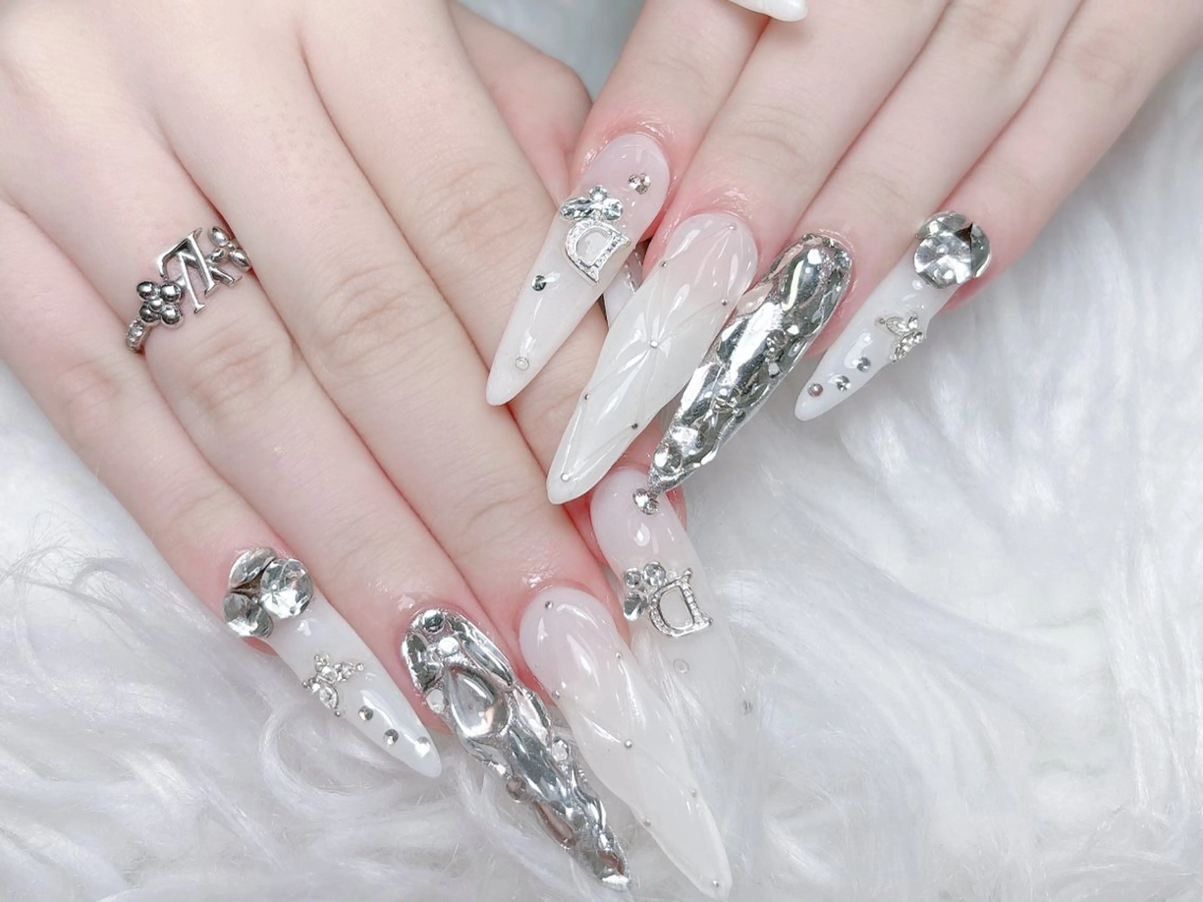 ネイル 成人式 ロングネイル マグネットネイル 大理石ネイル(マーブル) リボン ハンドネイル MoMoA Nail ネイル長さ出し専門店のネイルデザイン