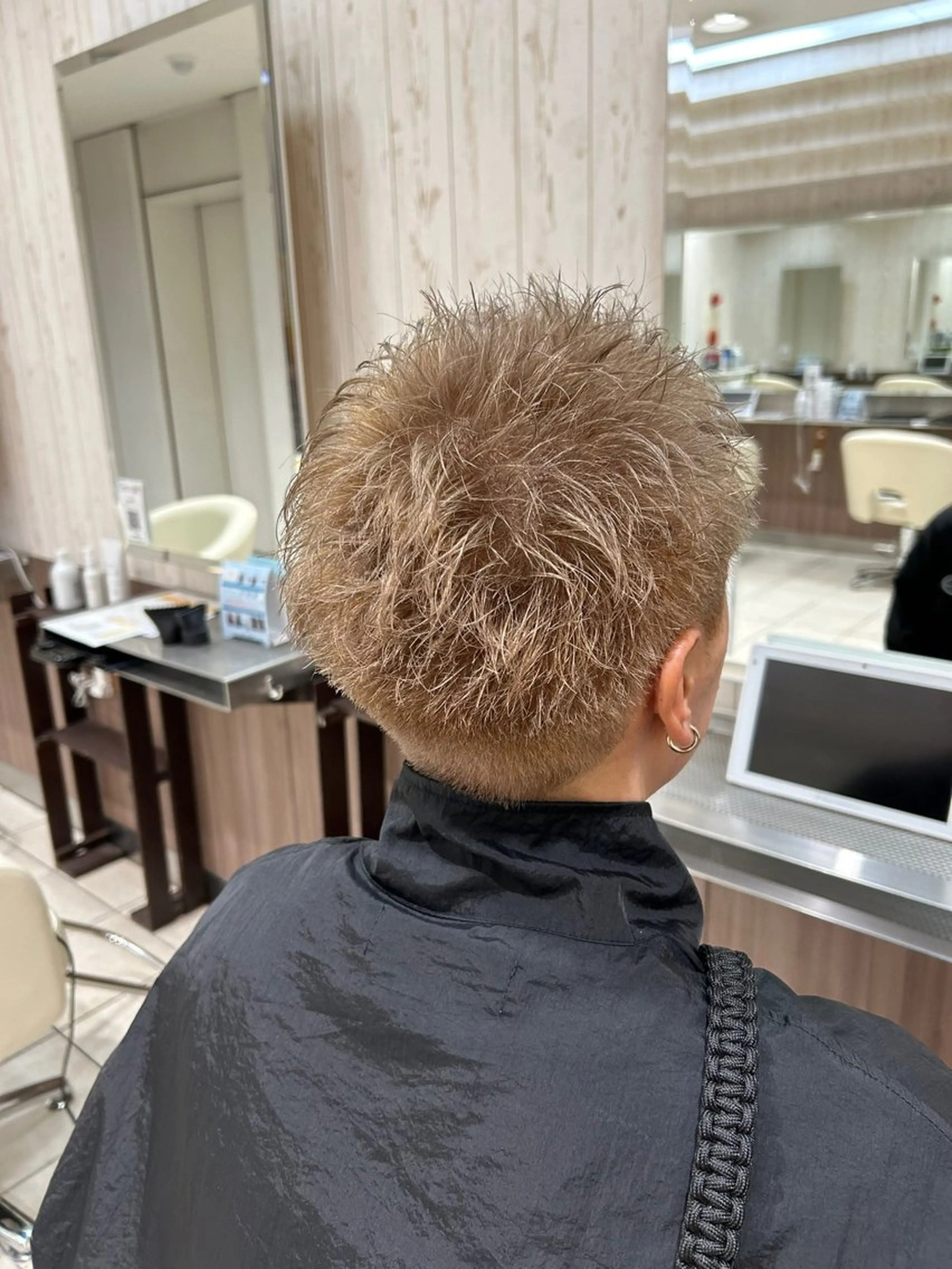 ショート カラー メンズ メンズハイトーン スパイキーショート ベージュカラー ハイトーンカラー ミルクティーベージュ 岡田 拓真のヘアスタイル